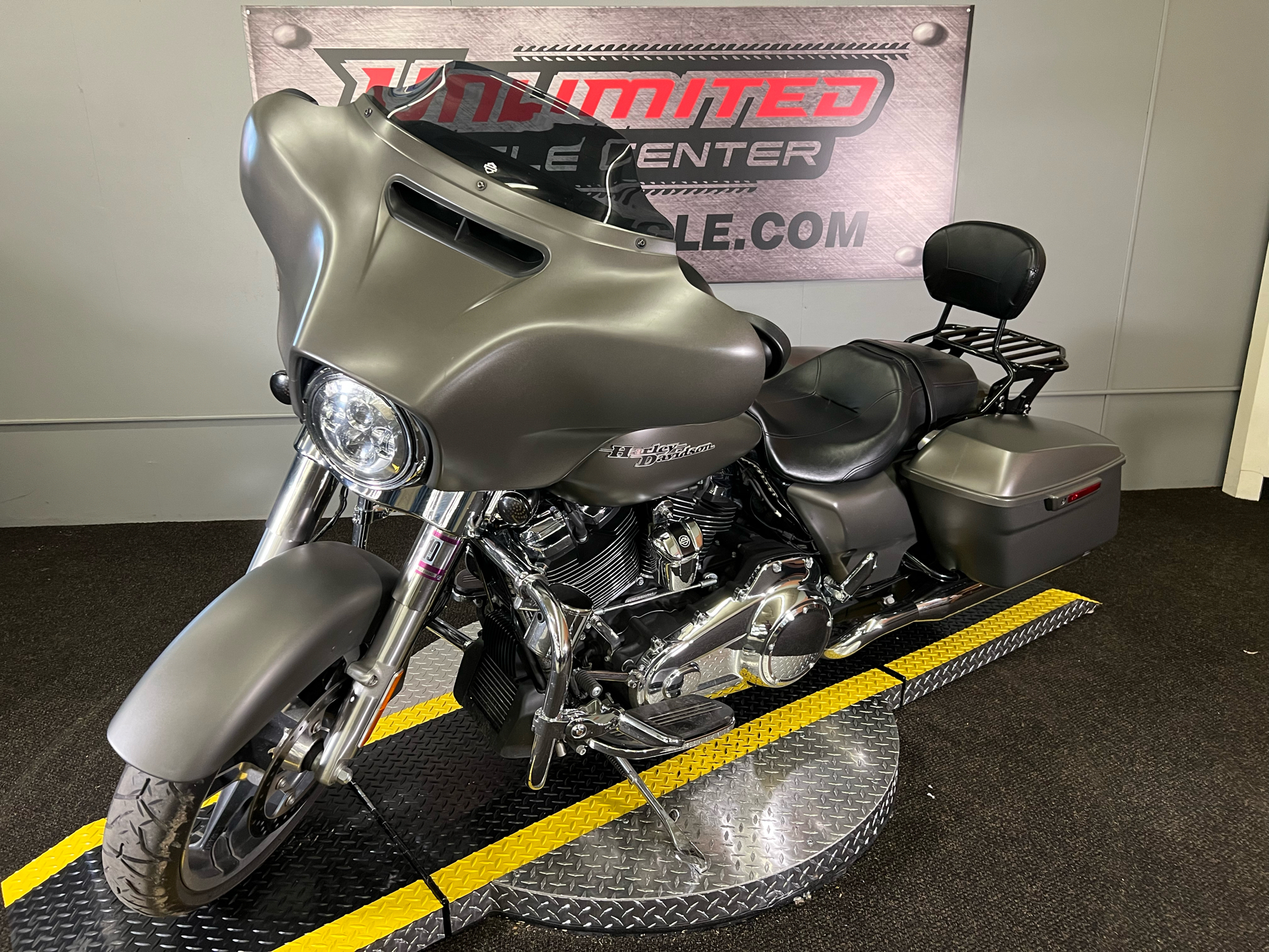 2018 Harley-Davidson Street Glide® in Tyrone, Pennsylvania - Photo 7