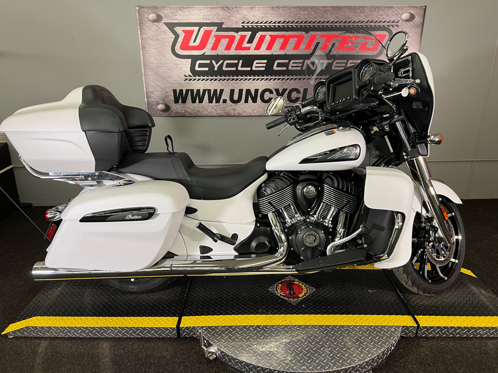 2020 Indian Motorcycle Roadmaster® Dark Horse® in Tyrone, Pennsylvania - Photo 2