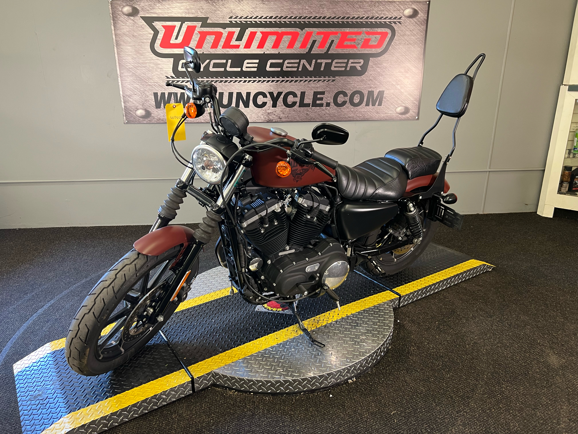 2017 Harley-Davidson Iron 883™ in Tyrone, Pennsylvania - Photo 7