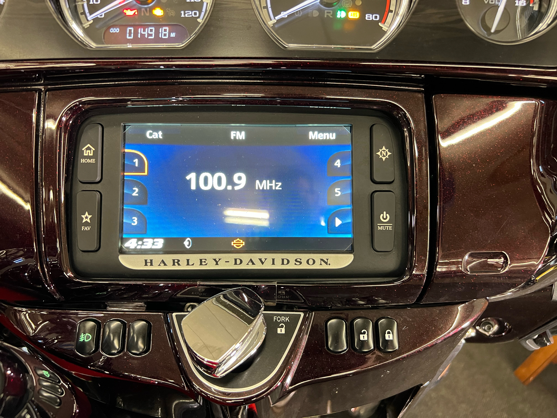 2017 Harley-Davidson CVO™ Limited in Tyrone, Pennsylvania - Photo 20
