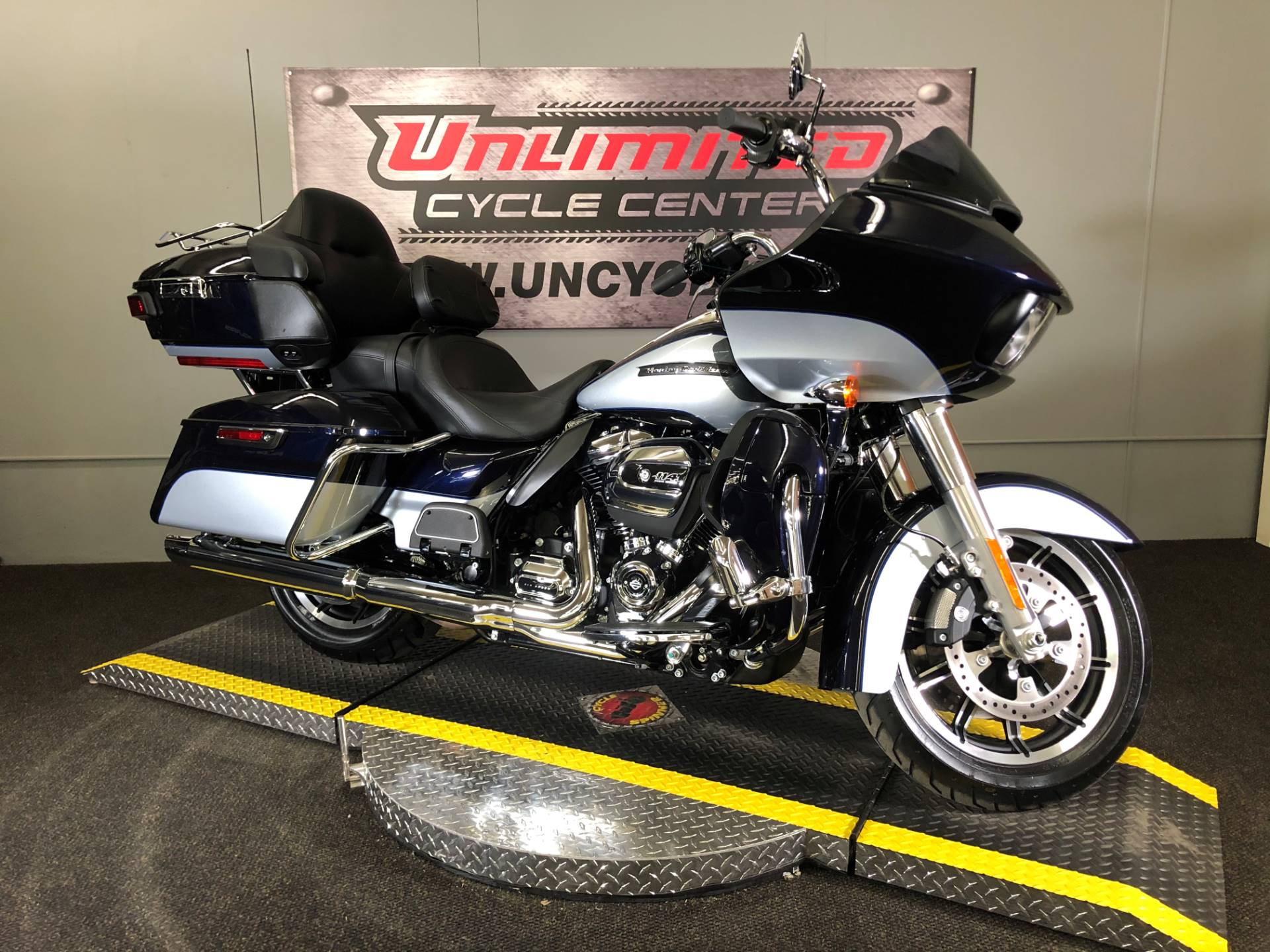 Used 2019 Harley Davidson Road Glide Ultra Motorcycles In Tyrone Pa 647005 Midnight Blue Barracuda Silver