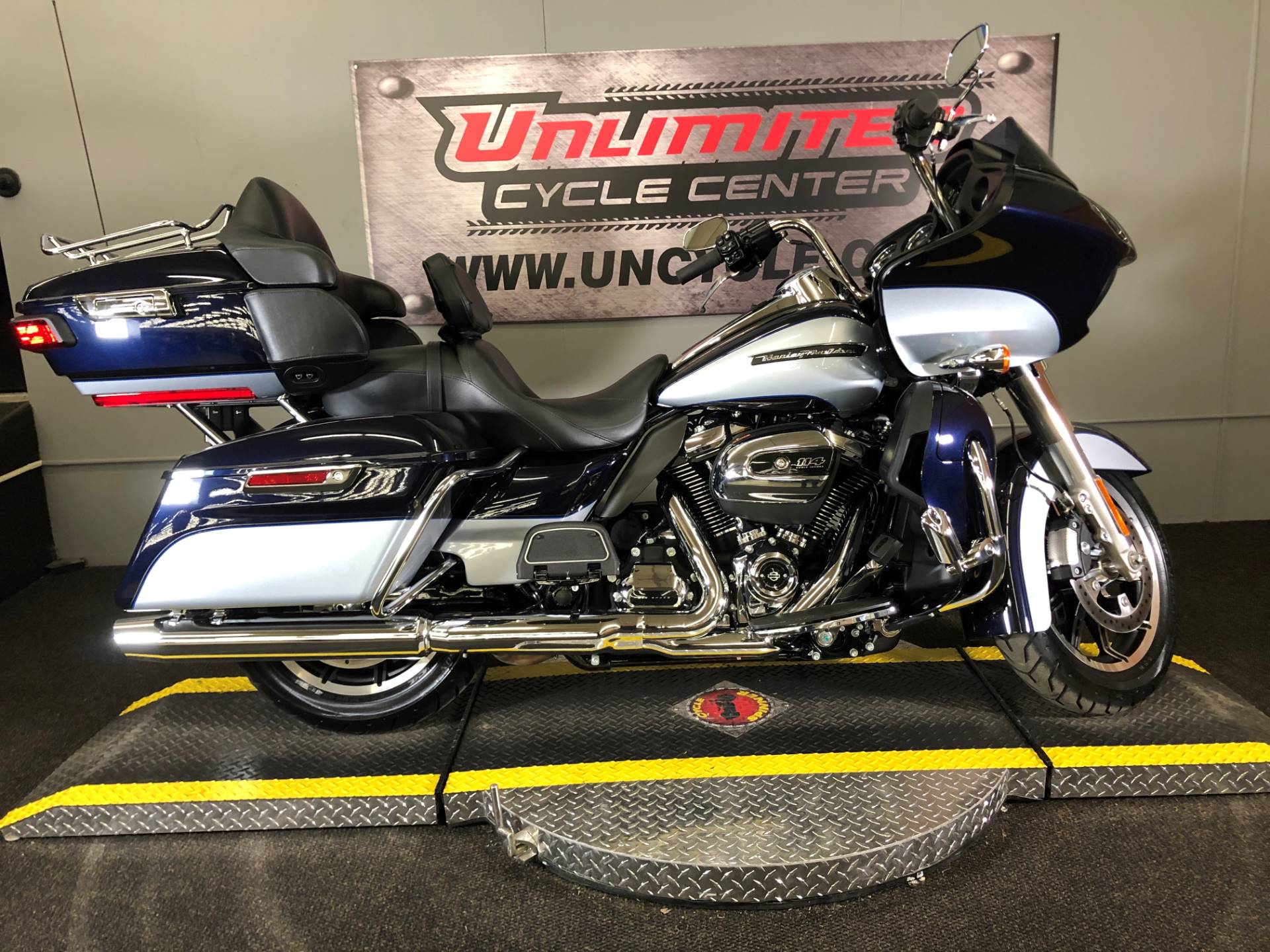 2019 Harley-Davidson Road Glide® Ultra in Tyrone, Pennsylvania - Photo 2