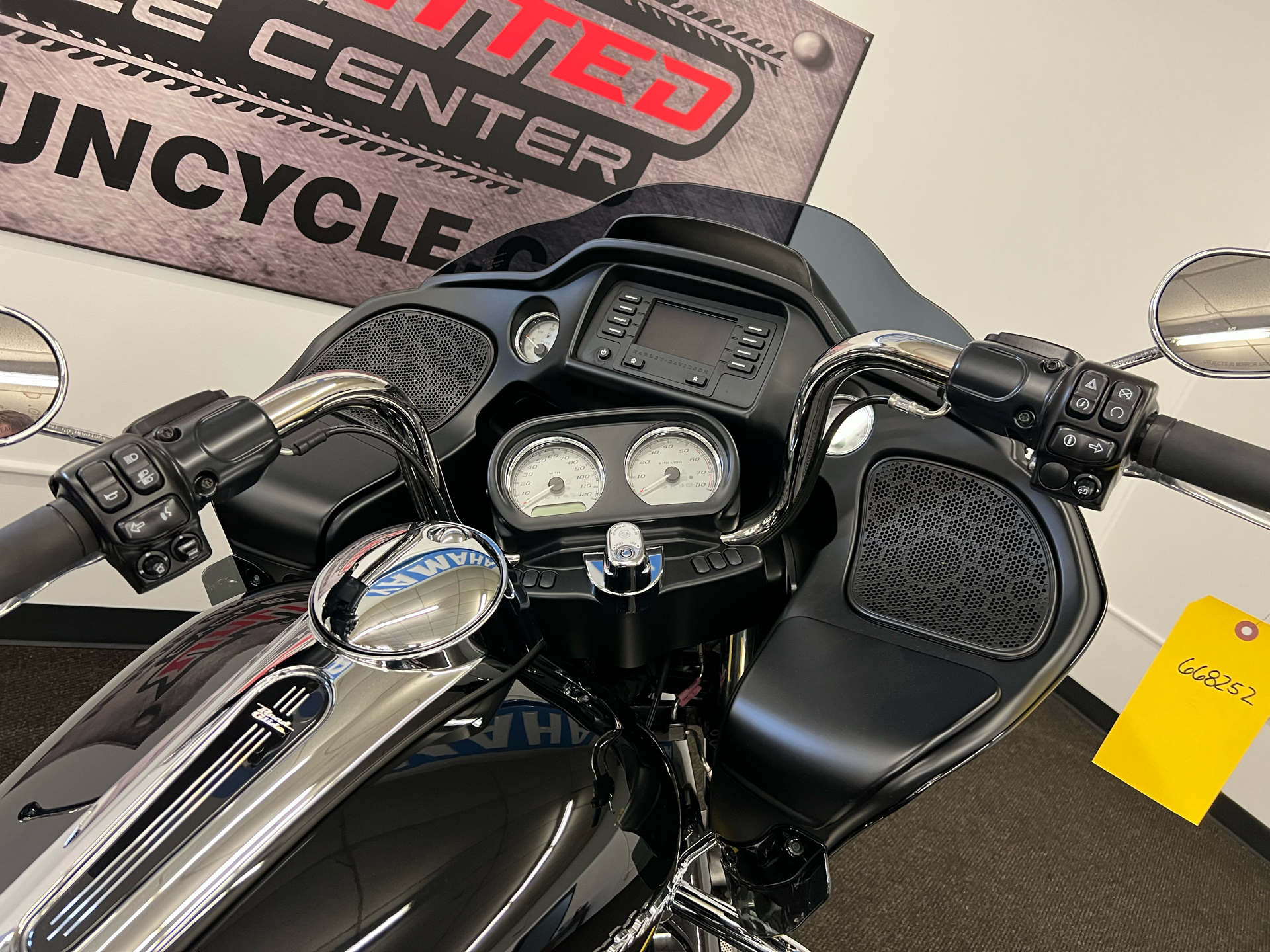 2019 Harley-Davidson Road Glide® in Tyrone, Pennsylvania - Photo 16