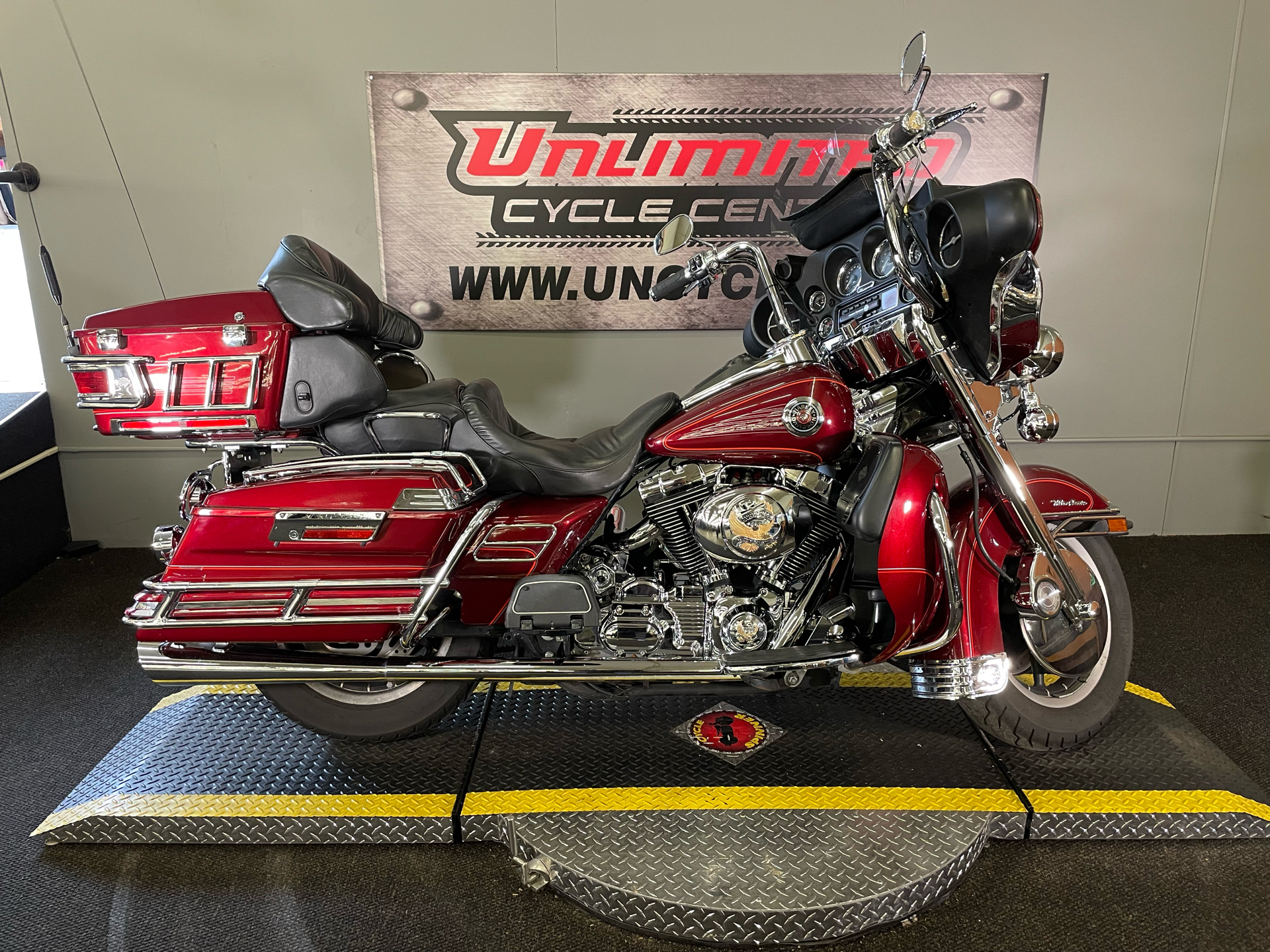 2001 Harley-Davidson FLHTCUI Ultra Classic® Electra Glide® in Tyrone, Pennsylvania - Photo 2