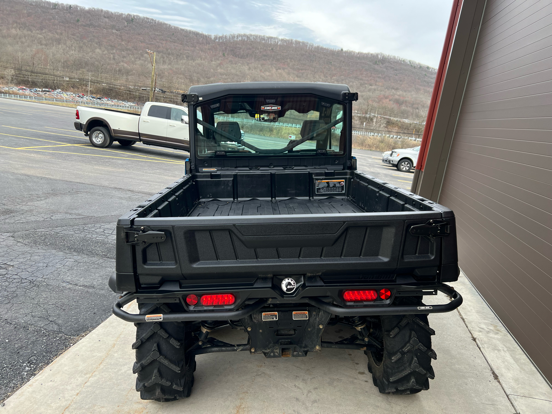 2022 Can-Am Defender 6x6 CAB Limited in Tyrone, Pennsylvania - Photo 8