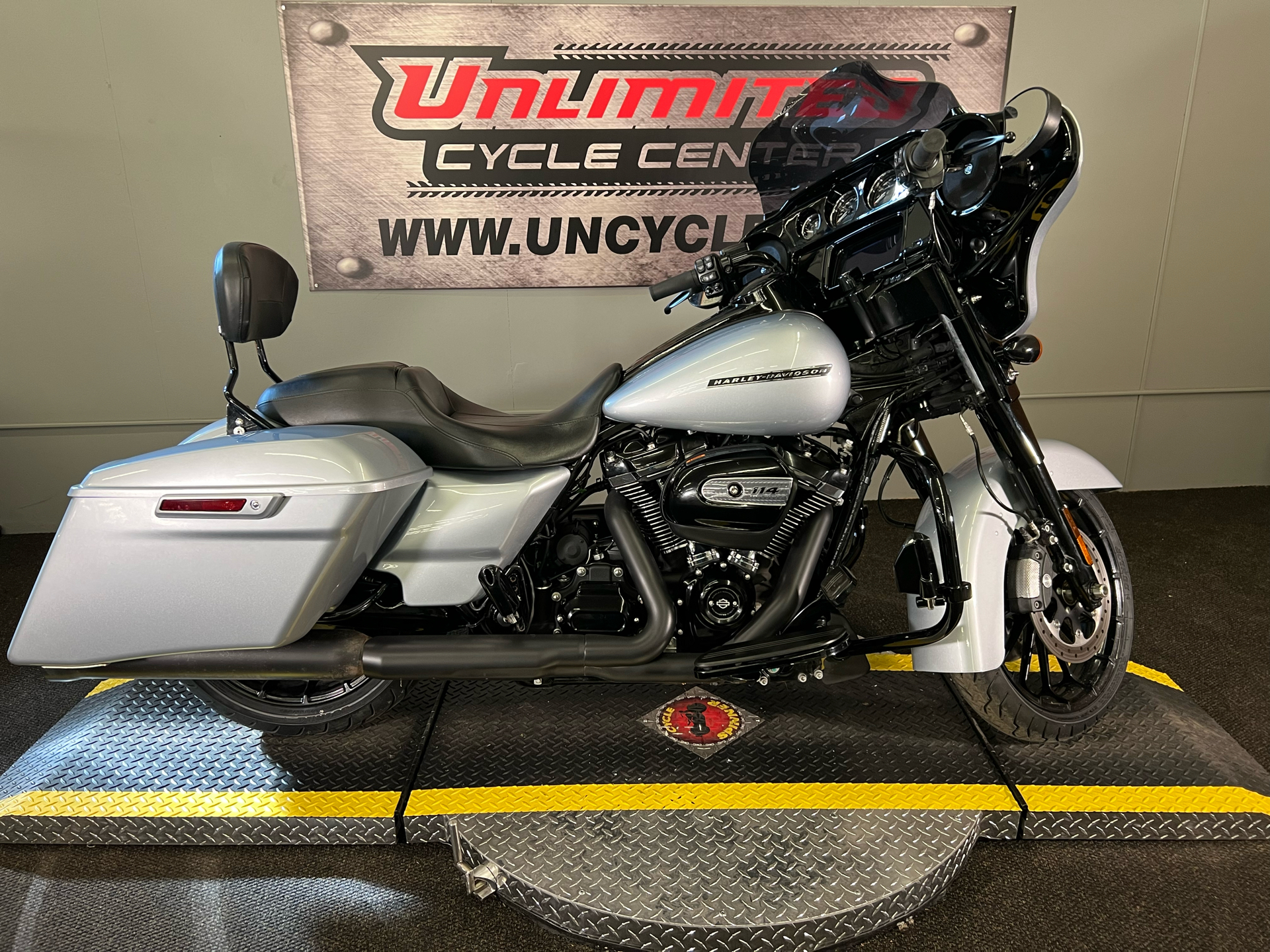 2019 Harley-Davidson Street Glide® Special in Tyrone, Pennsylvania - Photo 2