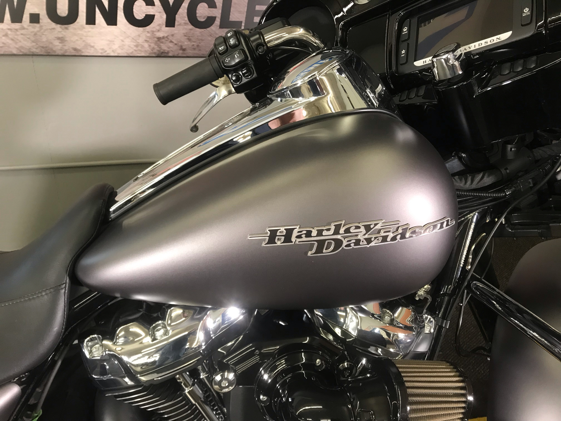 2017 Harley-Davidson Street Glide® Special in Tyrone, Pennsylvania - Photo 4
