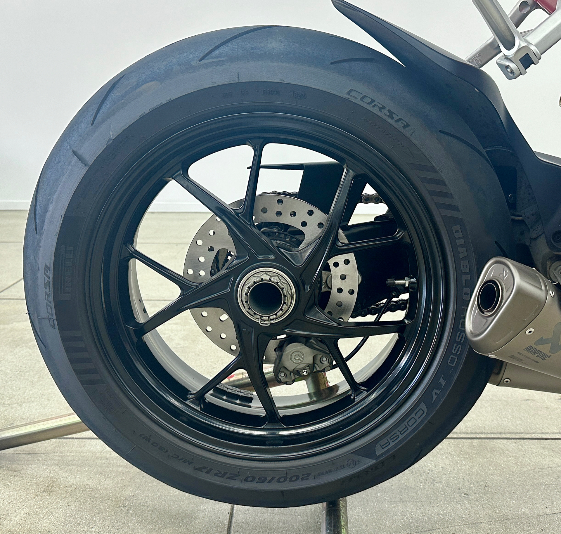 2019 Ducati Panigale V4 in Los Angeles, California - Photo 10