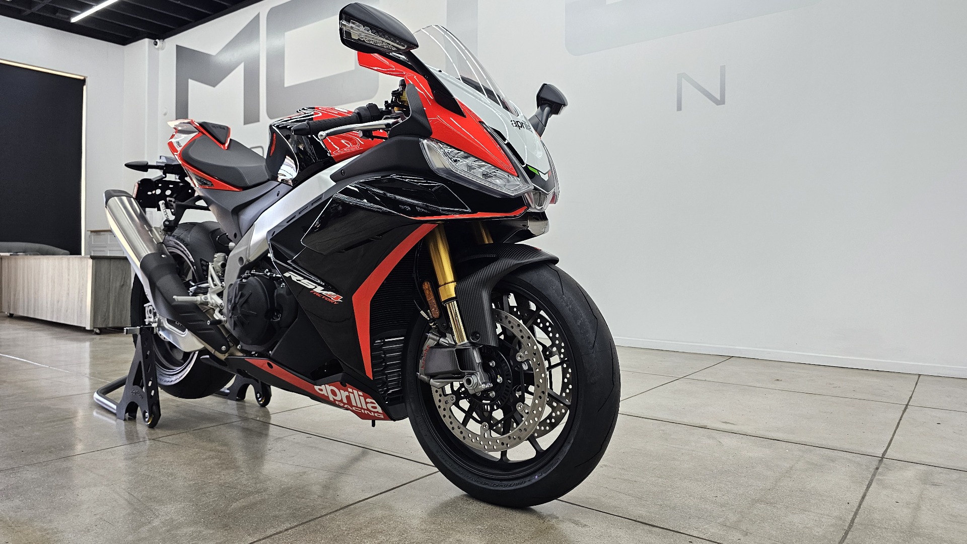 2024 Aprilia RSV4 Factory 1100 in Los Angeles, California - Photo 2