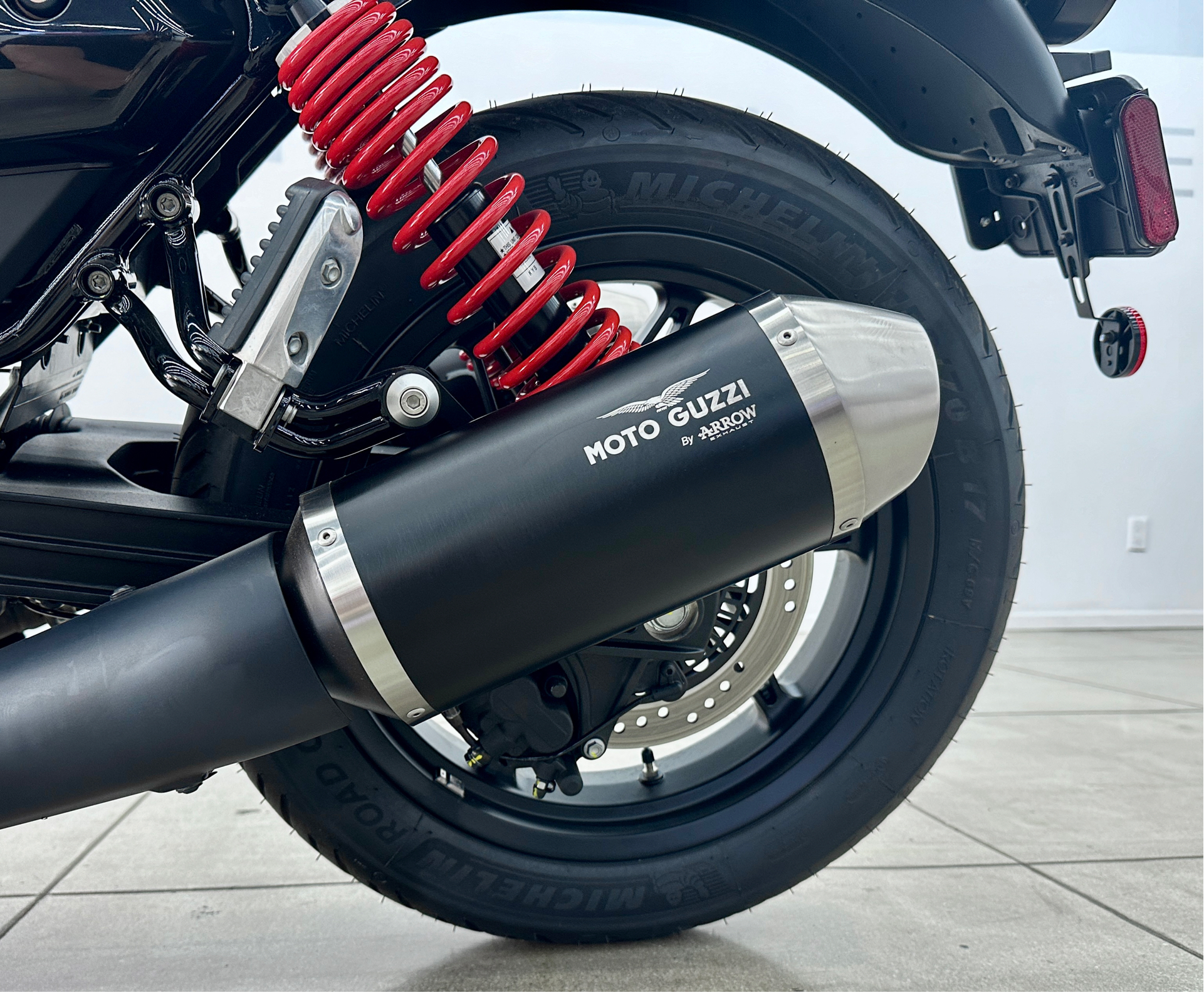 2023 Moto Guzzi V7 Stone Special Edition in Los Angeles, California - Photo 6