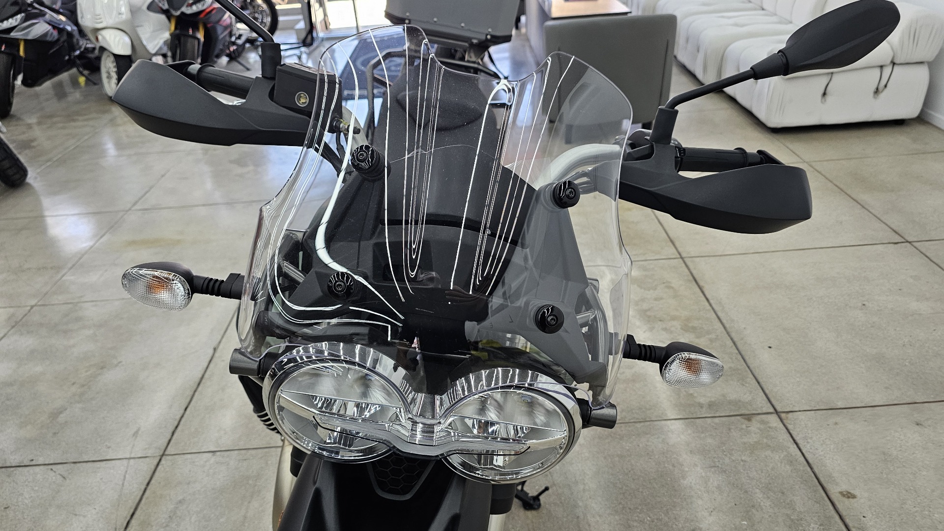 2022 Moto Guzzi V85 TT in Los Angeles, California - Photo 11