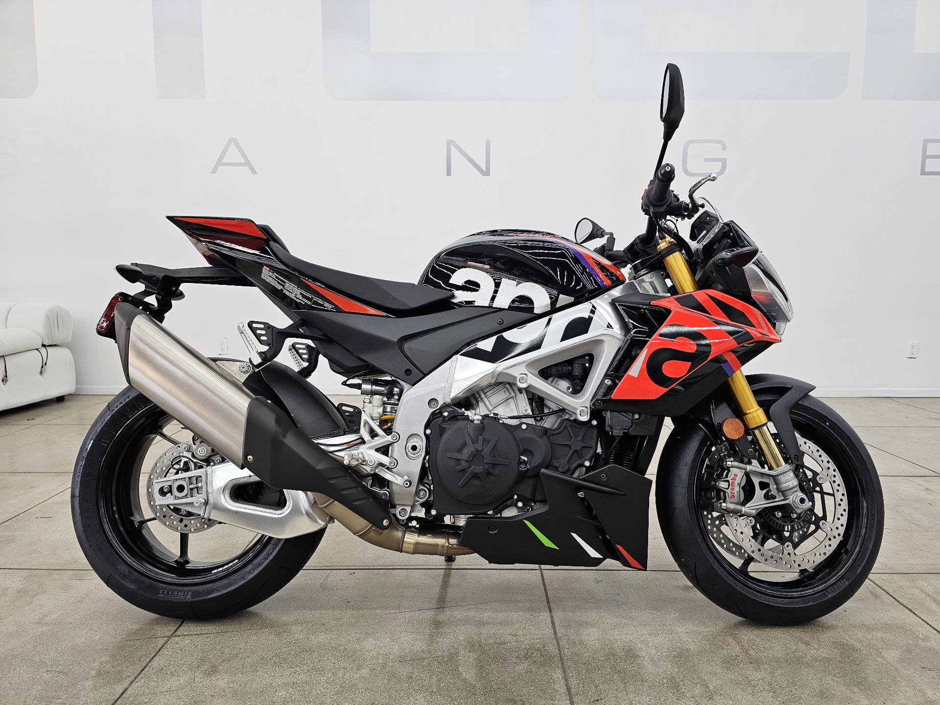 2024 Aprilia Tuono V4 Factory 1100 in Los Angeles, California - Photo 10