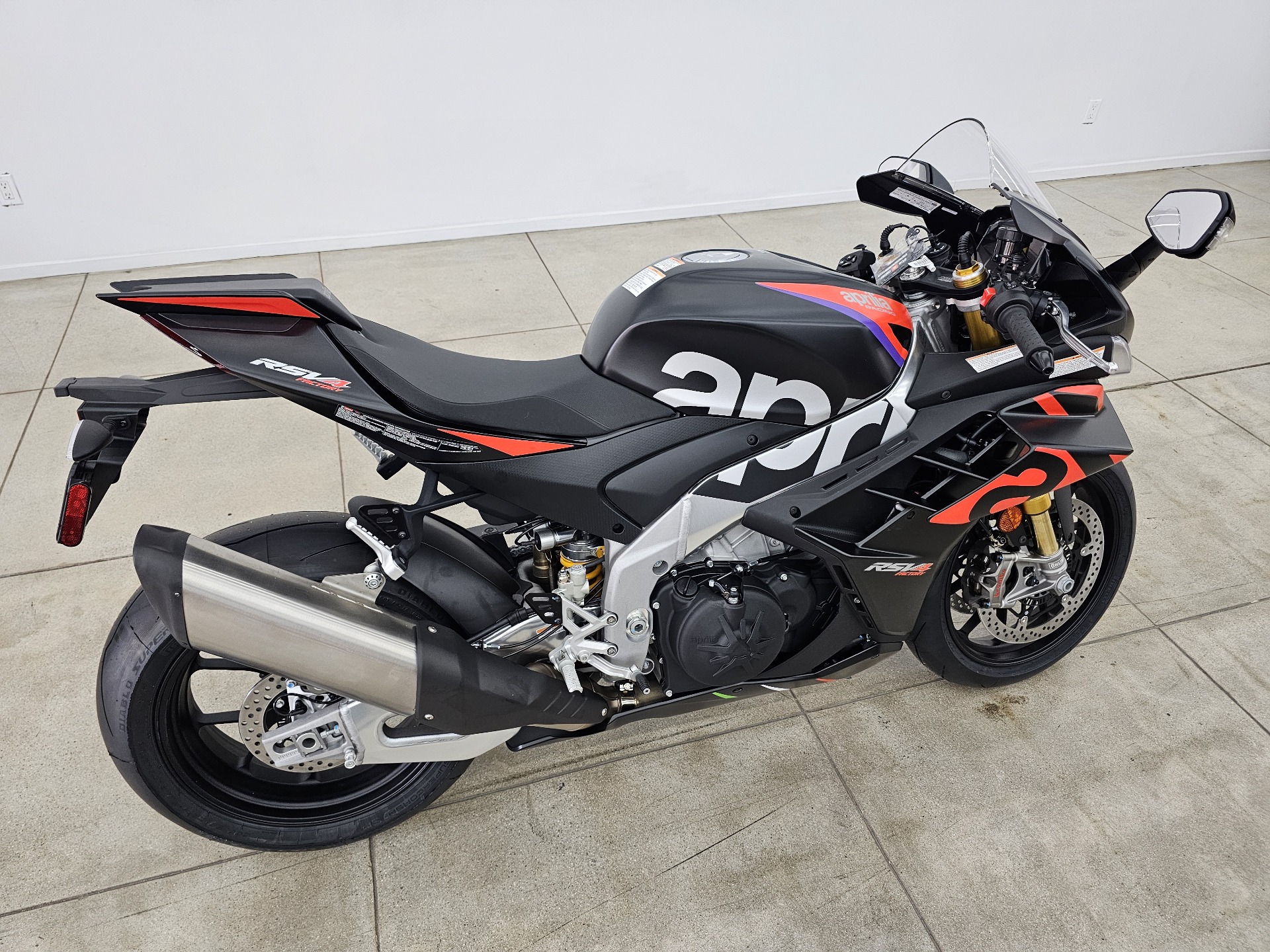 2024 Aprilia RSV4 Factory 1100 in Los Angeles, California - Photo 6