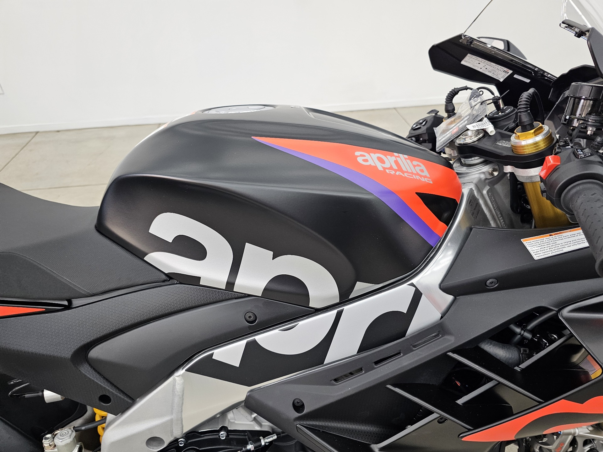 2024 Aprilia RSV4 Factory 1100 in Los Angeles, California - Photo 7