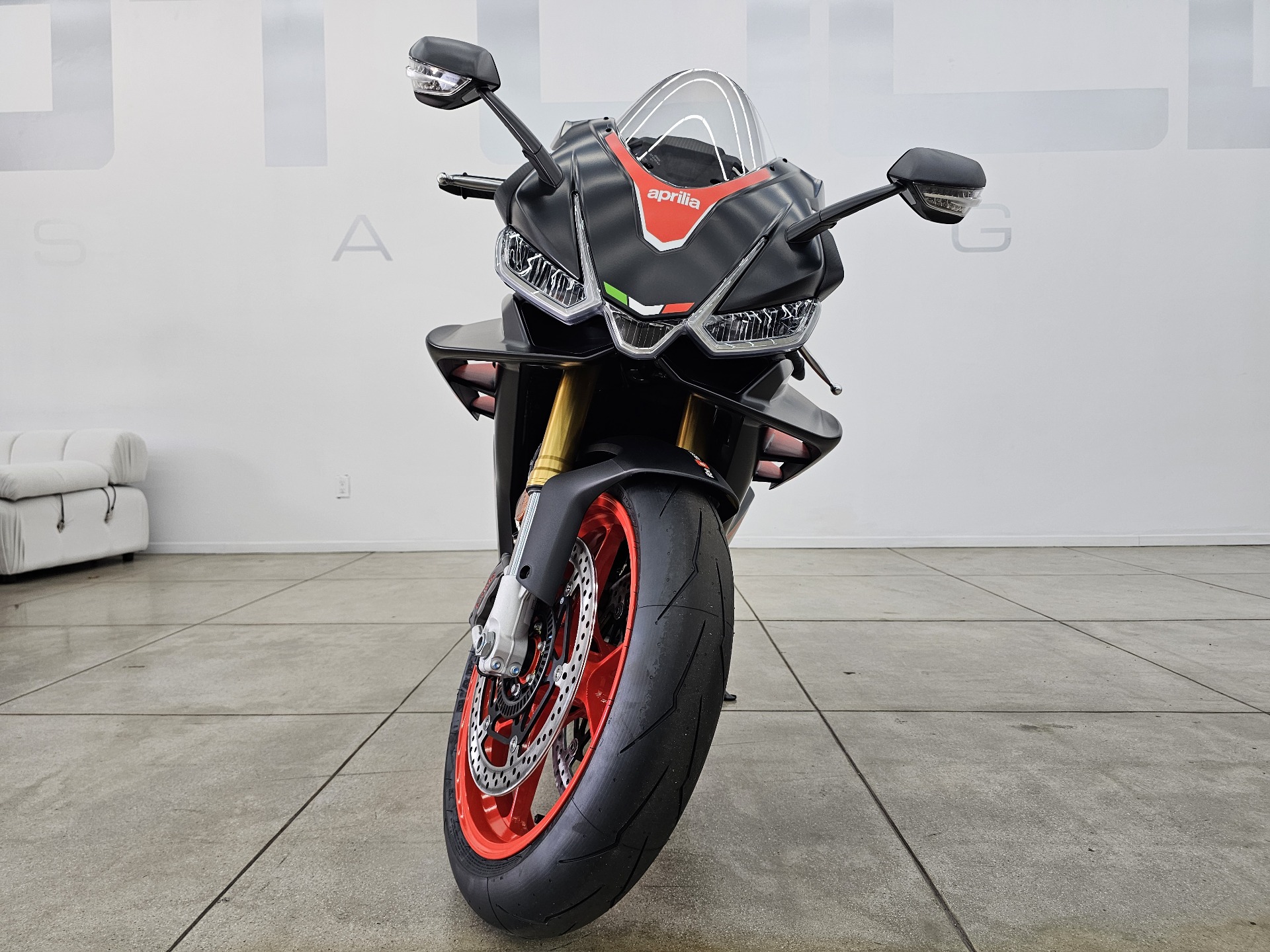 2024 Aprilia RSV4 1100 in Los Angeles, California - Photo 5