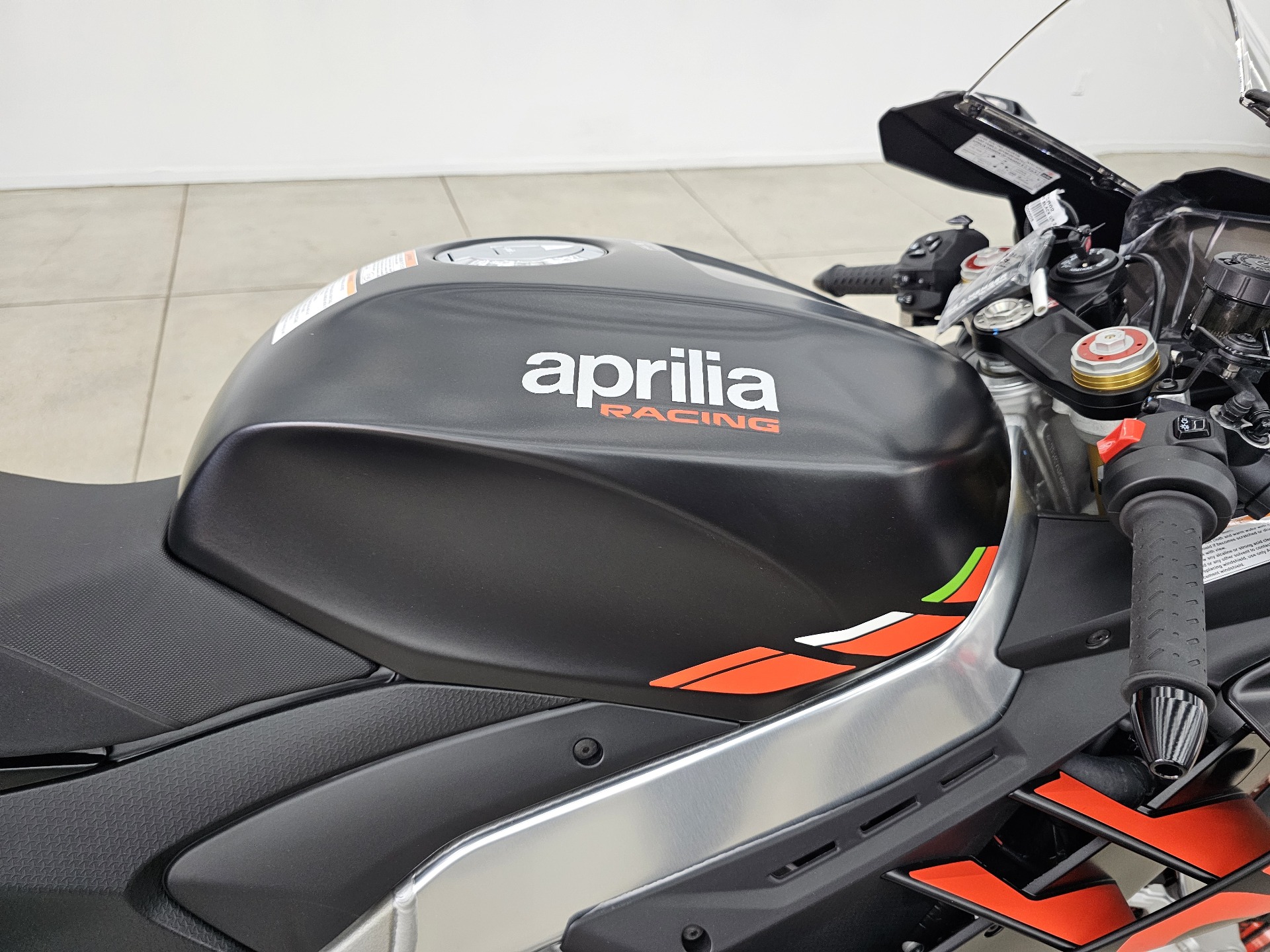 2024 Aprilia RSV4 1100 in Los Angeles, California - Photo 6