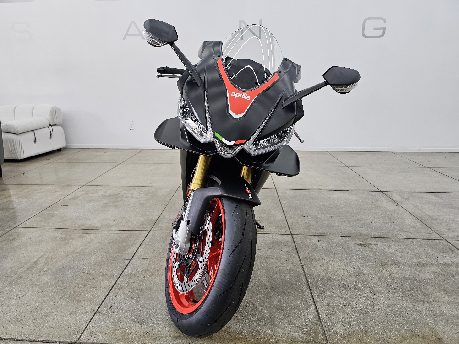 2024 Aprilia RSV4 1100 in Los Angeles, California - Photo 2