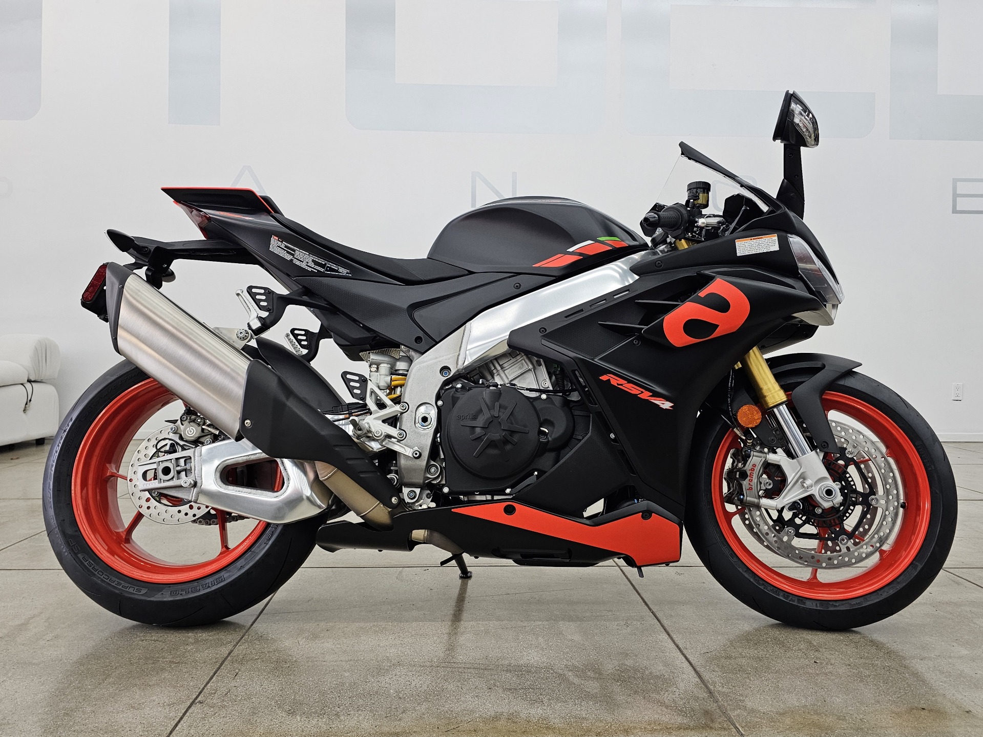 2024 Aprilia RSV4 1100 in Los Angeles, California - Photo 1