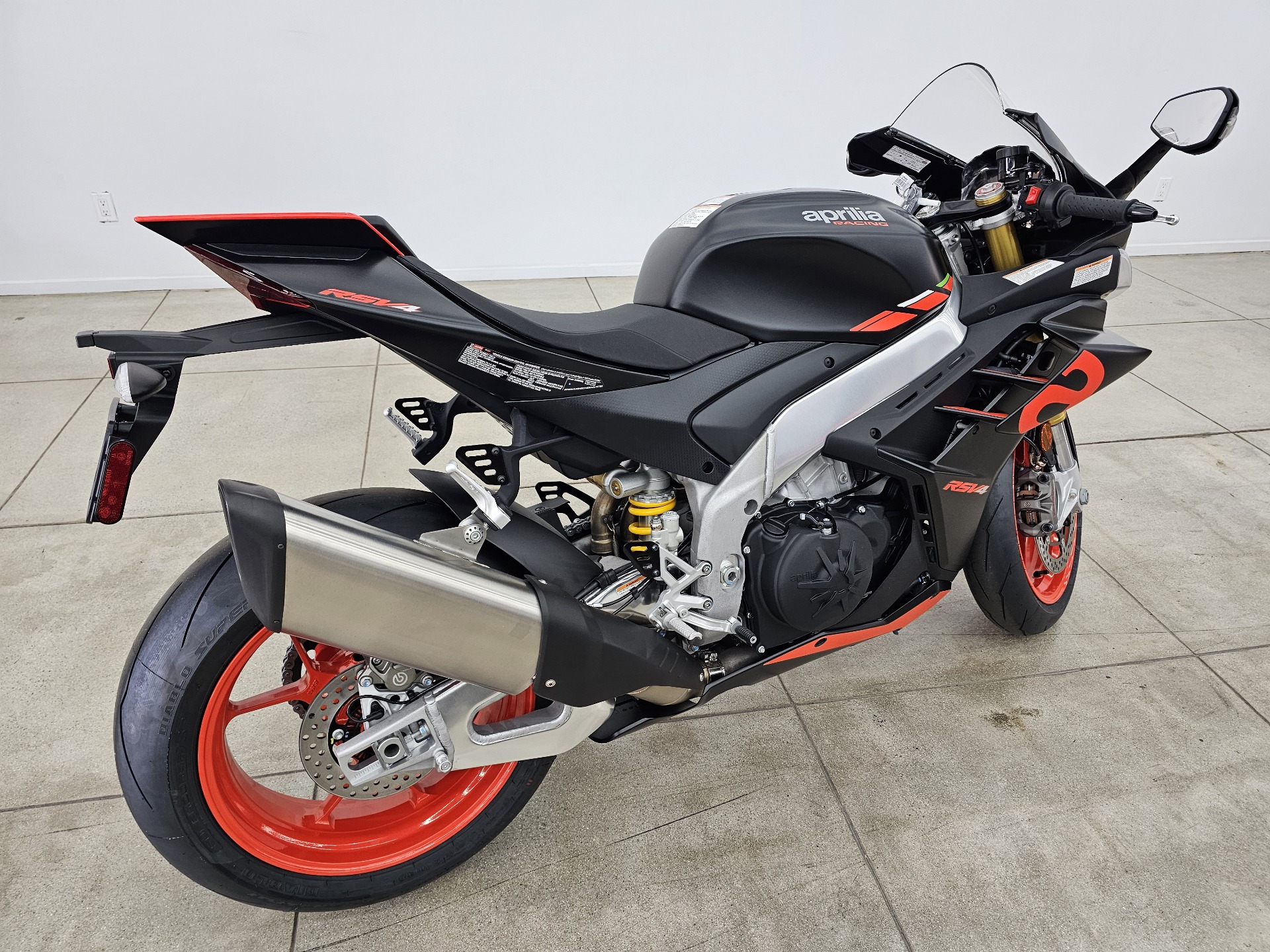 2024 Aprilia RSV4 1100 in Los Angeles, California - Photo 7