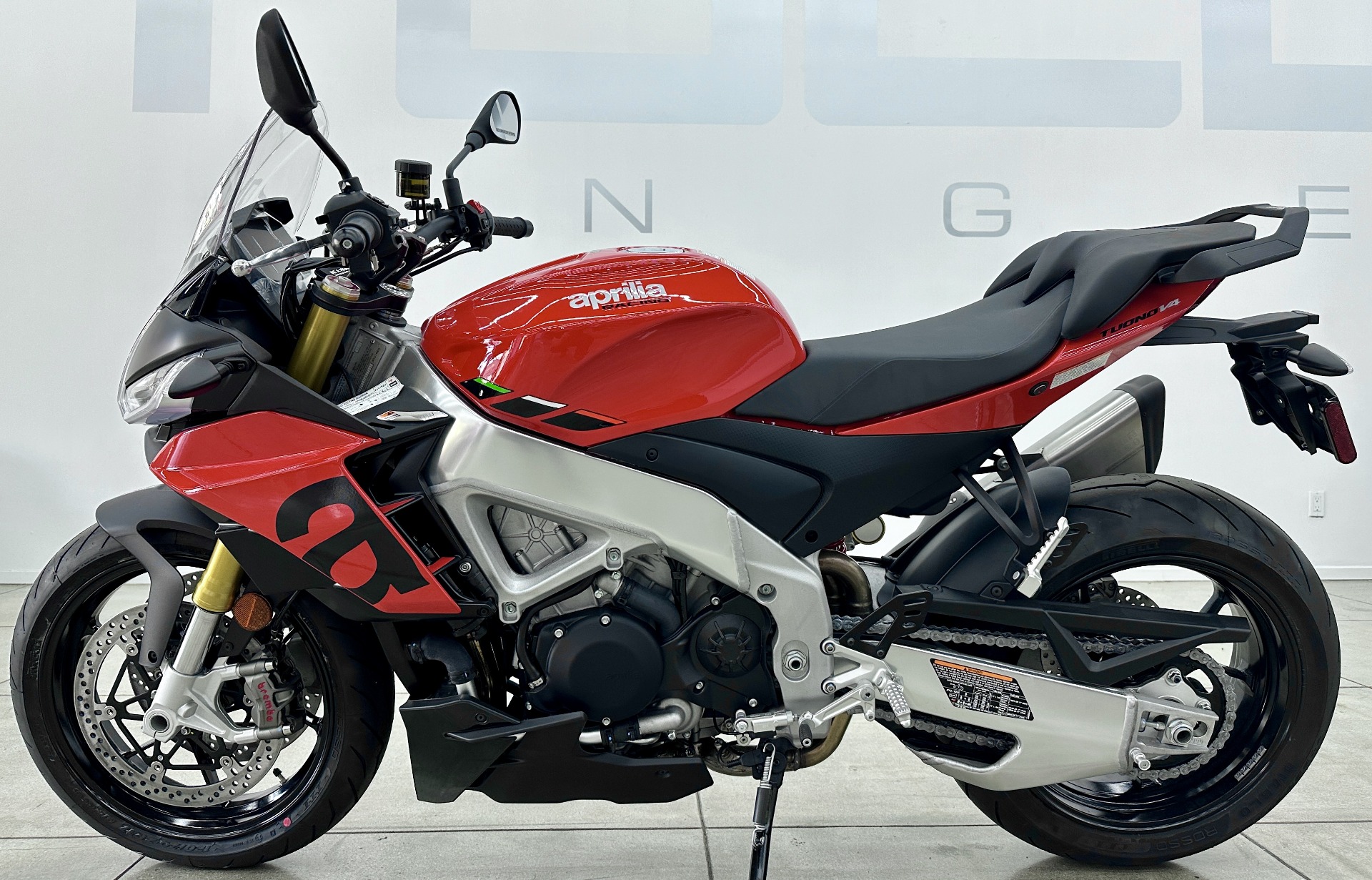 2024 Aprilia Tuono V4 1100 in Los Angeles, California - Photo 4