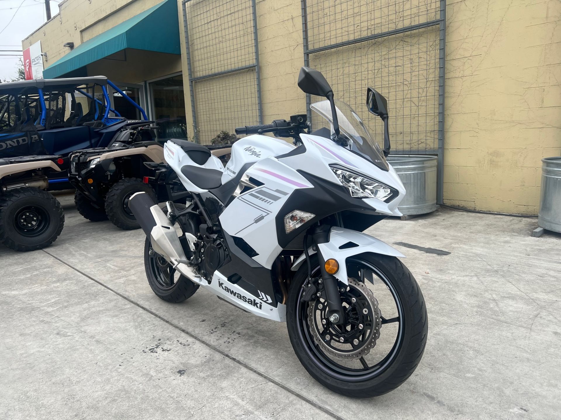 2023 Kawasaki Ninja 400 in Santa Rosa, California - Photo 2