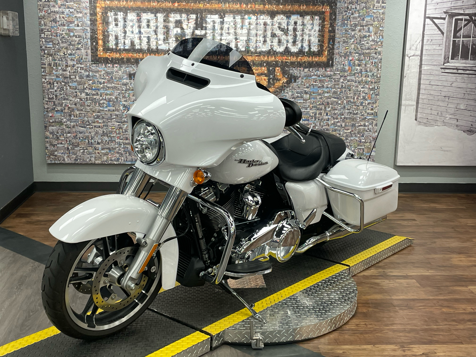 2017 Harley-Davidson Street Glide® Special in Greeley, Colorado - Photo 3