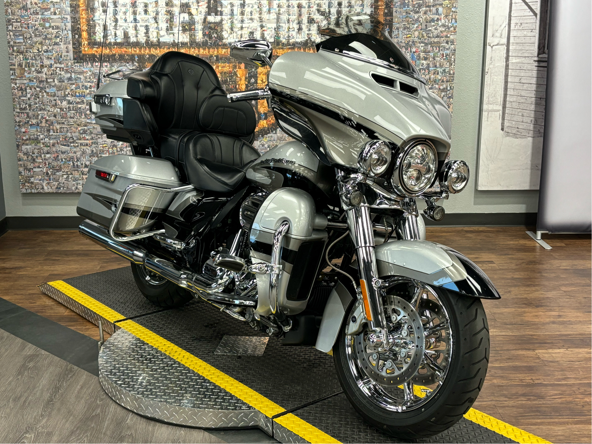 2017 Harley-Davidson CVO™ Limited in Greeley, Colorado - Photo 2