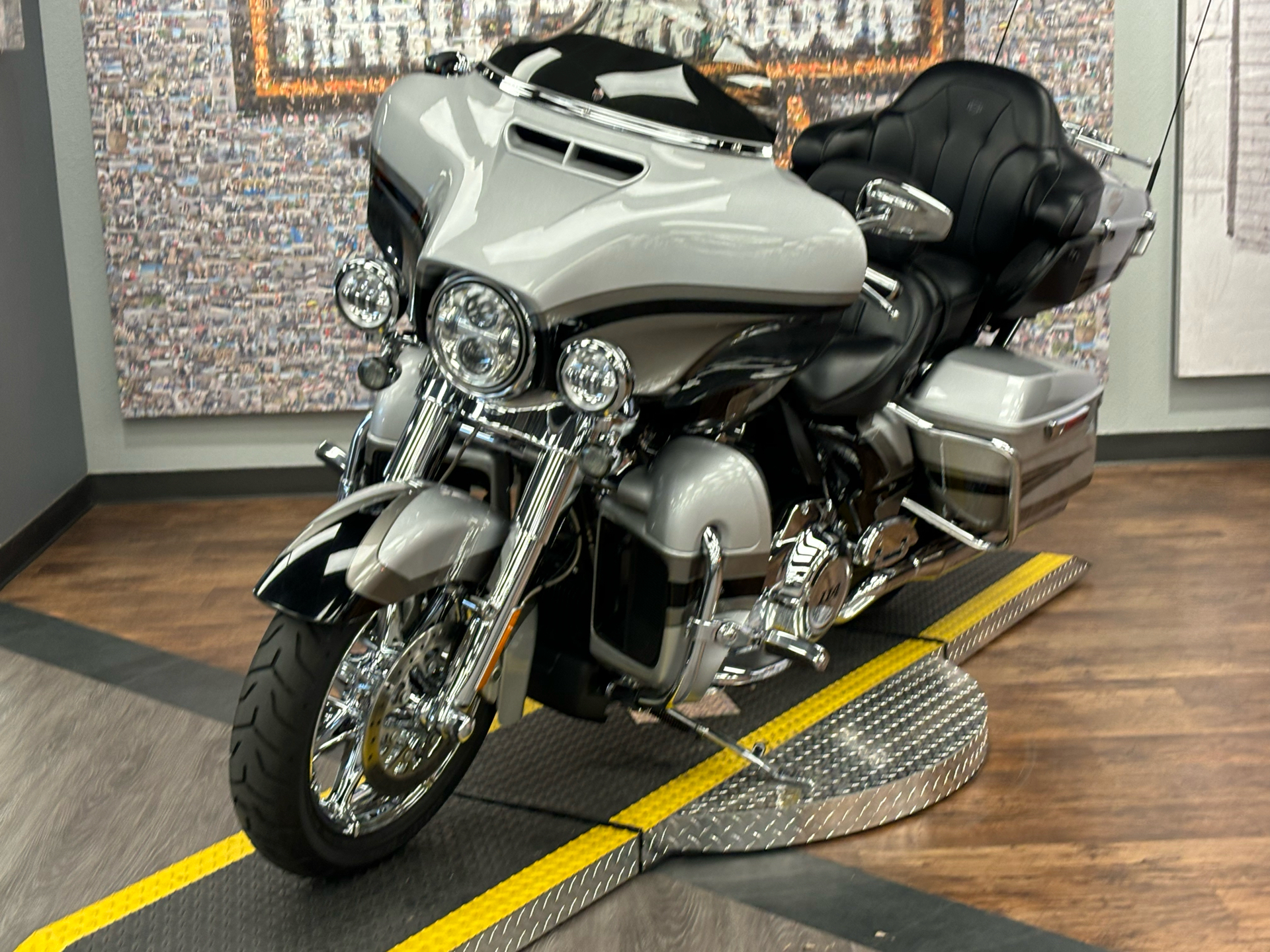 2017 Harley-Davidson CVO™ Limited in Greeley, Colorado - Photo 3