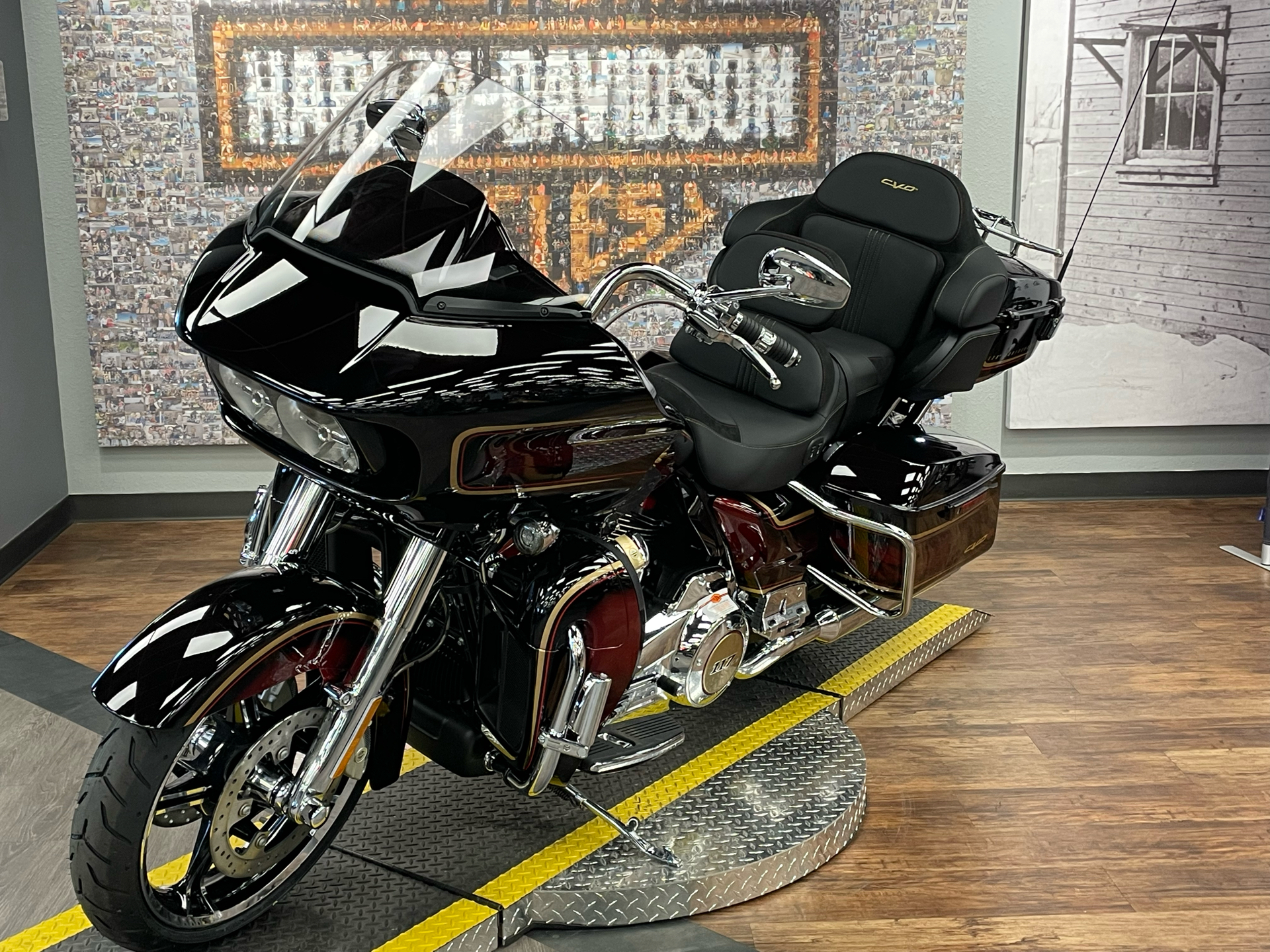 2023 Harley-Davidson CVO™ Road Glide® Limited Anniversary in Greeley, Colorado - Photo 4