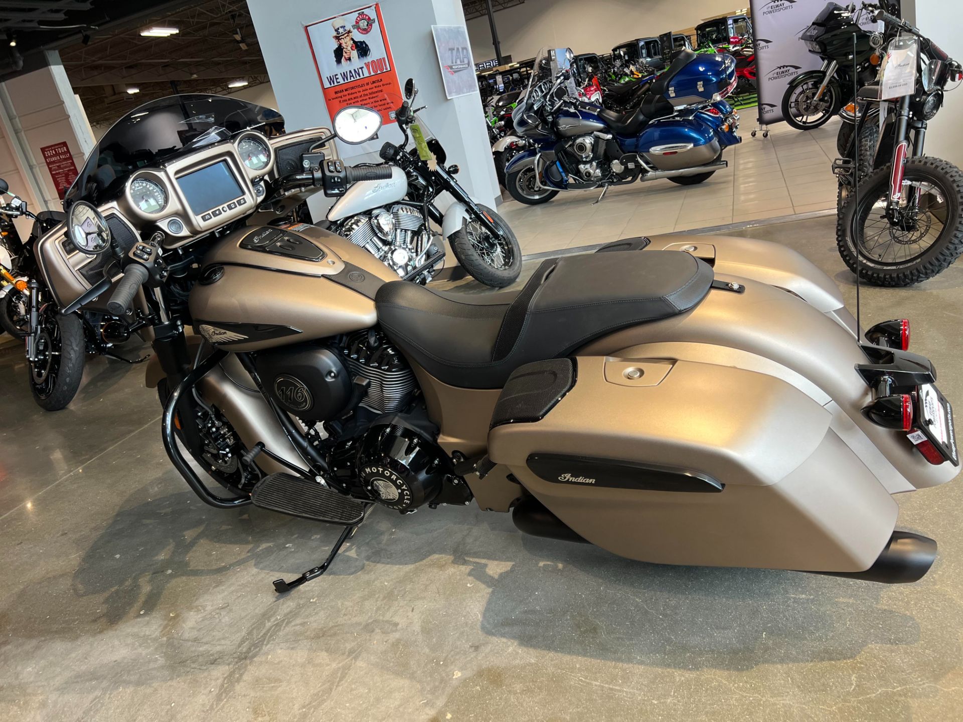 2024 Indian Motorcycle Chieftain® Dark Horse® Icon with PowerBand Audio Package in Lincoln, Nebraska - Photo 3