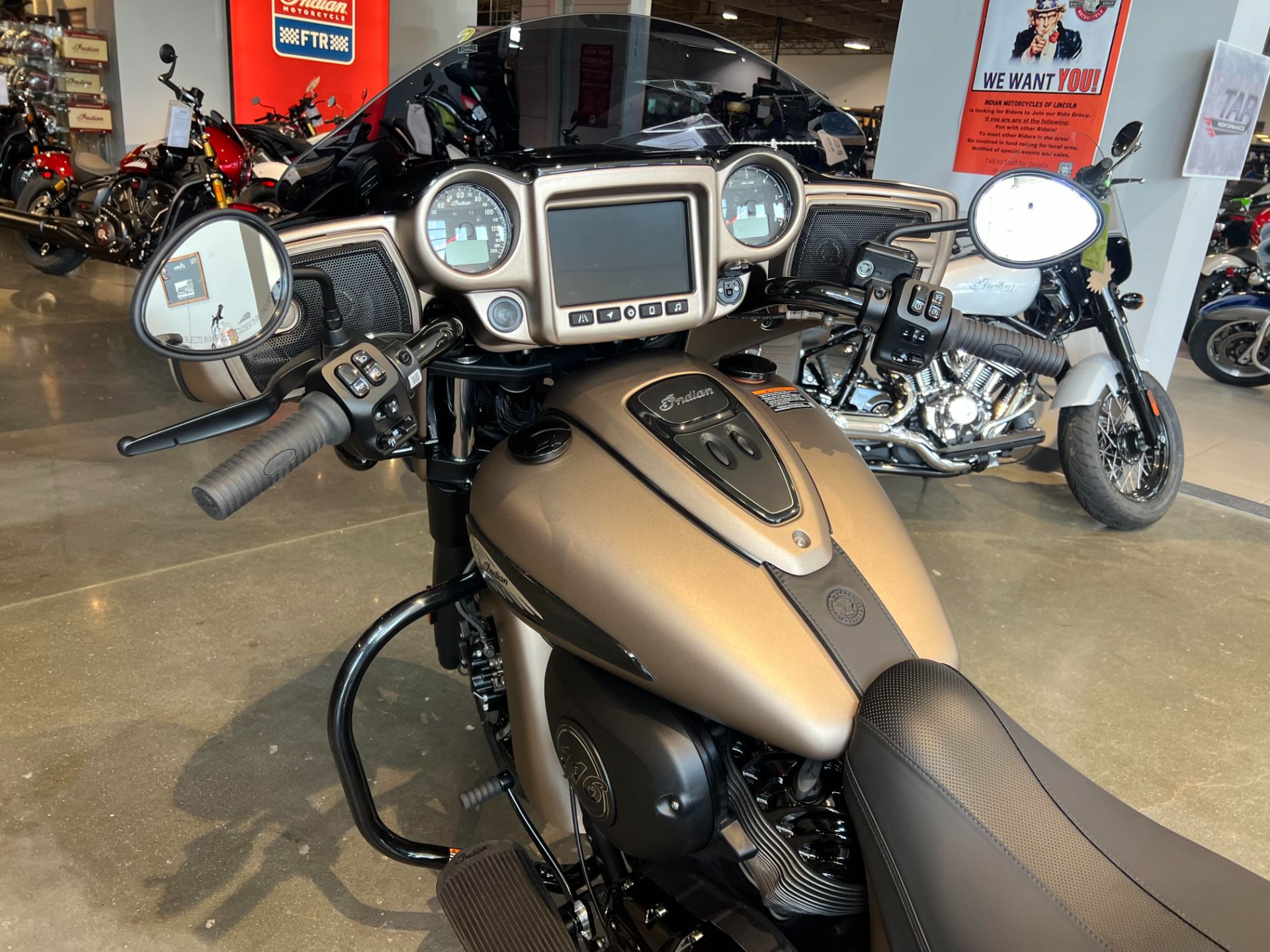 2024 Indian Motorcycle Chieftain® Dark Horse® Icon with PowerBand Audio Package in Lincoln, Nebraska - Photo 4