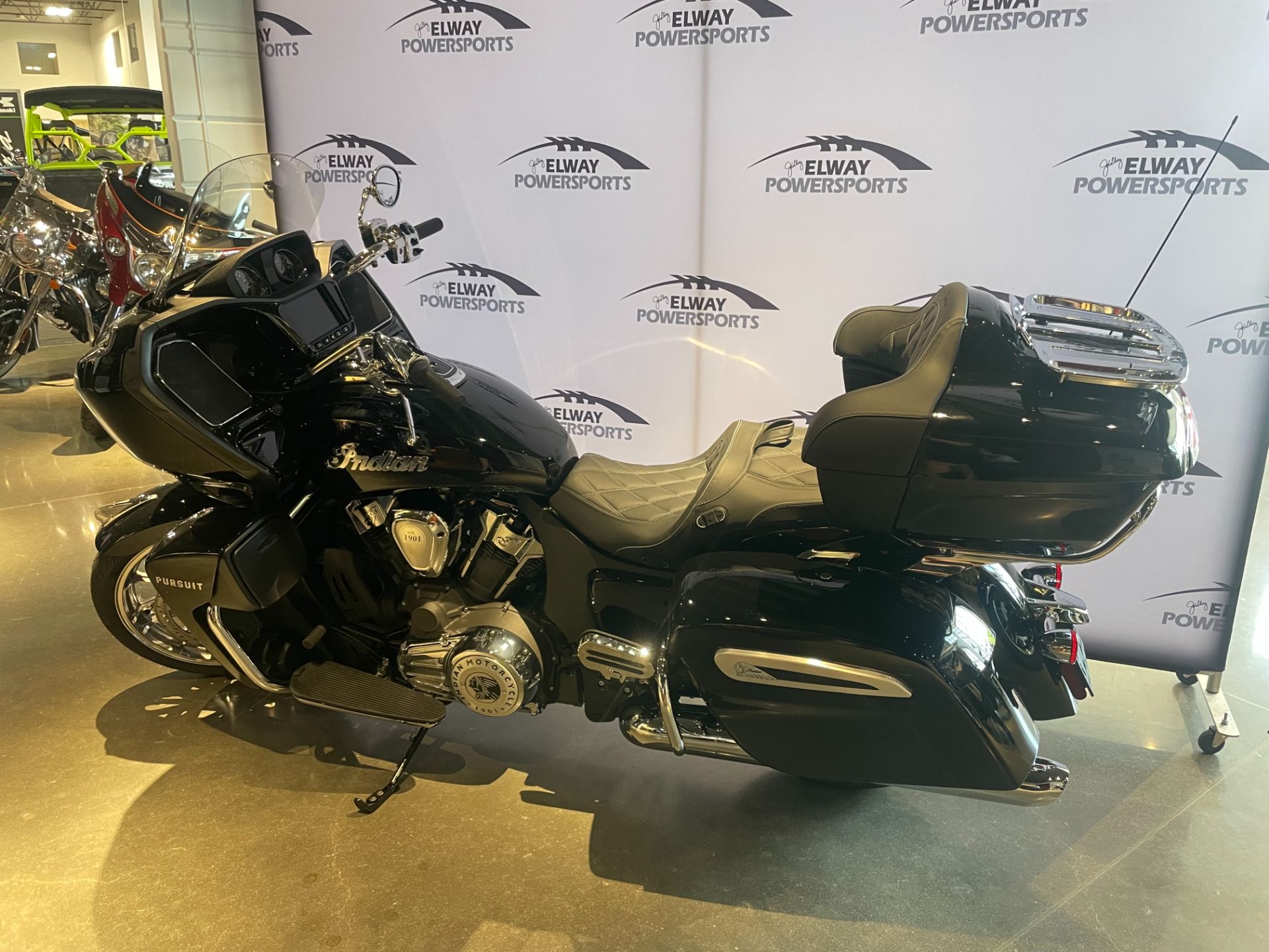2023 Indian Motorcycle Pursuit® Limited with Premium Package in Lincoln, Nebraska - Photo 2