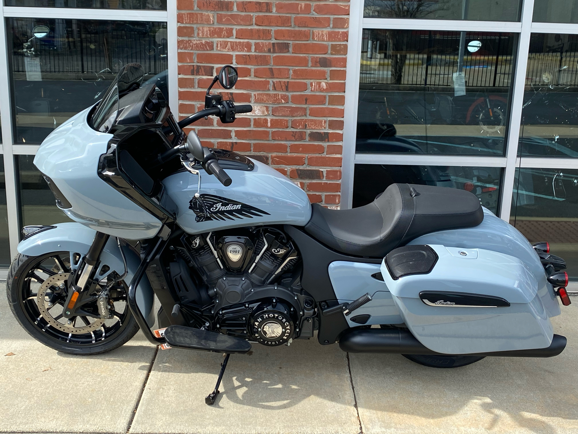 2024 Indian Motorcycle Challenger® Dark Horse® Icon with PowerBand Audio Package in Newport News, Virginia - Photo 2
