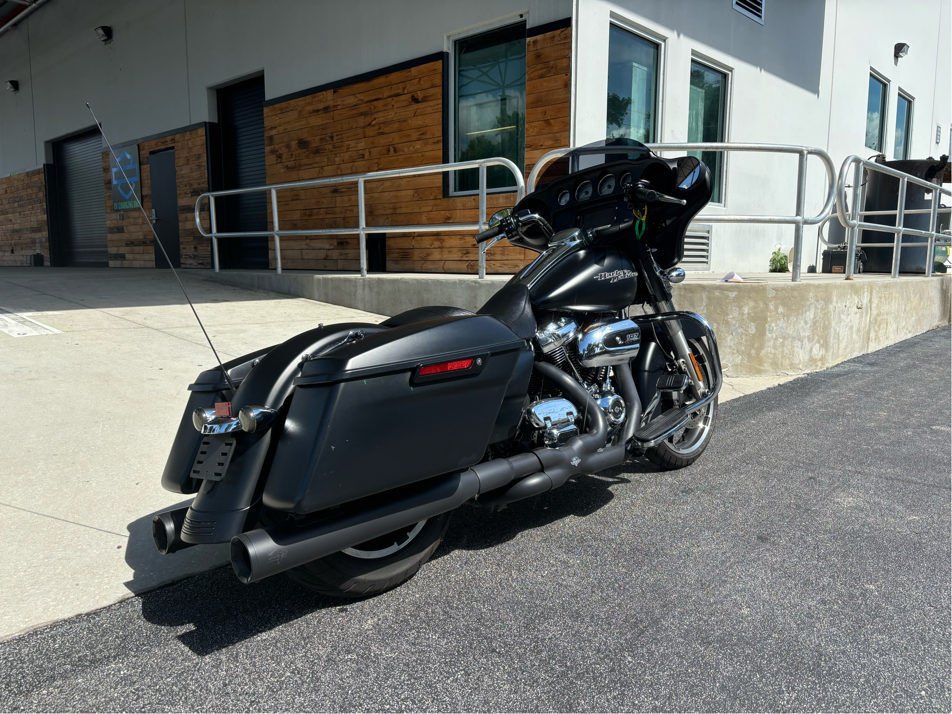 2017 Harley-Davidson Street Glide® Special in Sanford, Florida - Photo 6