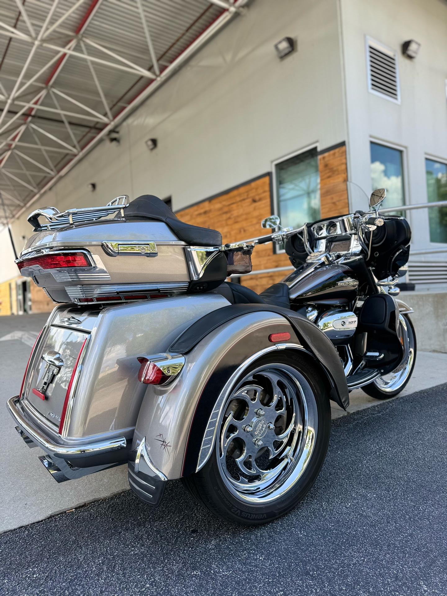 2017 Harley-Davidson Tri Glide® Ultra in Sanford, Florida - Photo 2