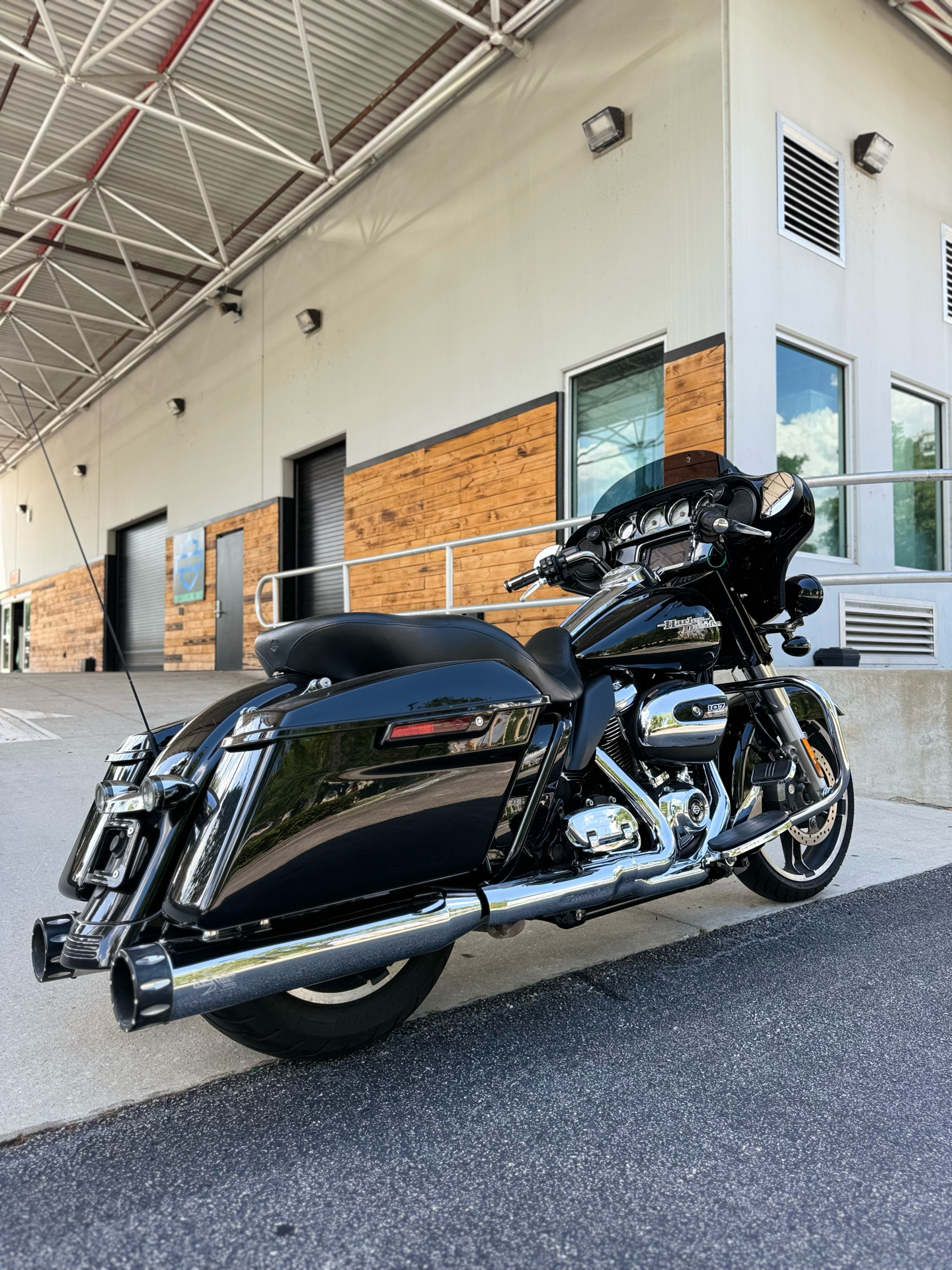 2017 Harley-Davidson Street Glide® Special in Sanford, Florida - Photo 2