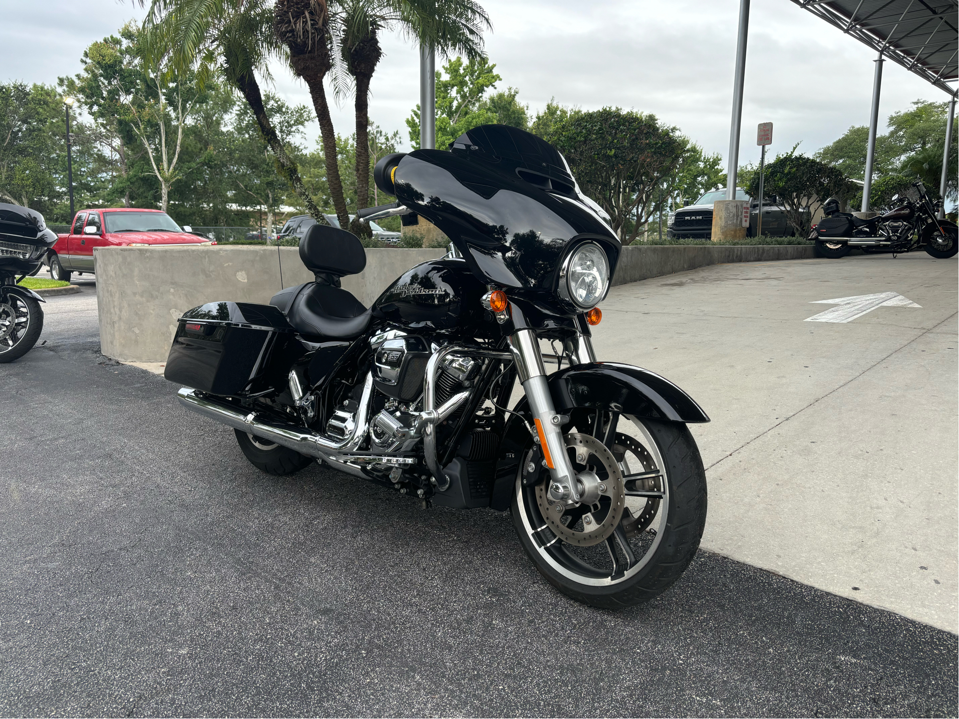 2017 Harley-Davidson Street Glide® Special in Sanford, Florida - Photo 2
