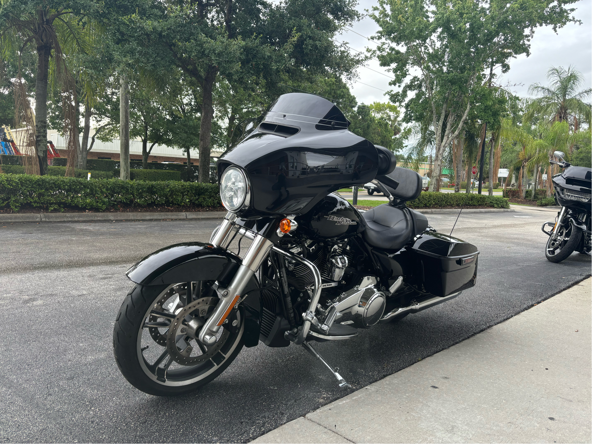 2017 Harley-Davidson Street Glide® Special in Sanford, Florida - Photo 3