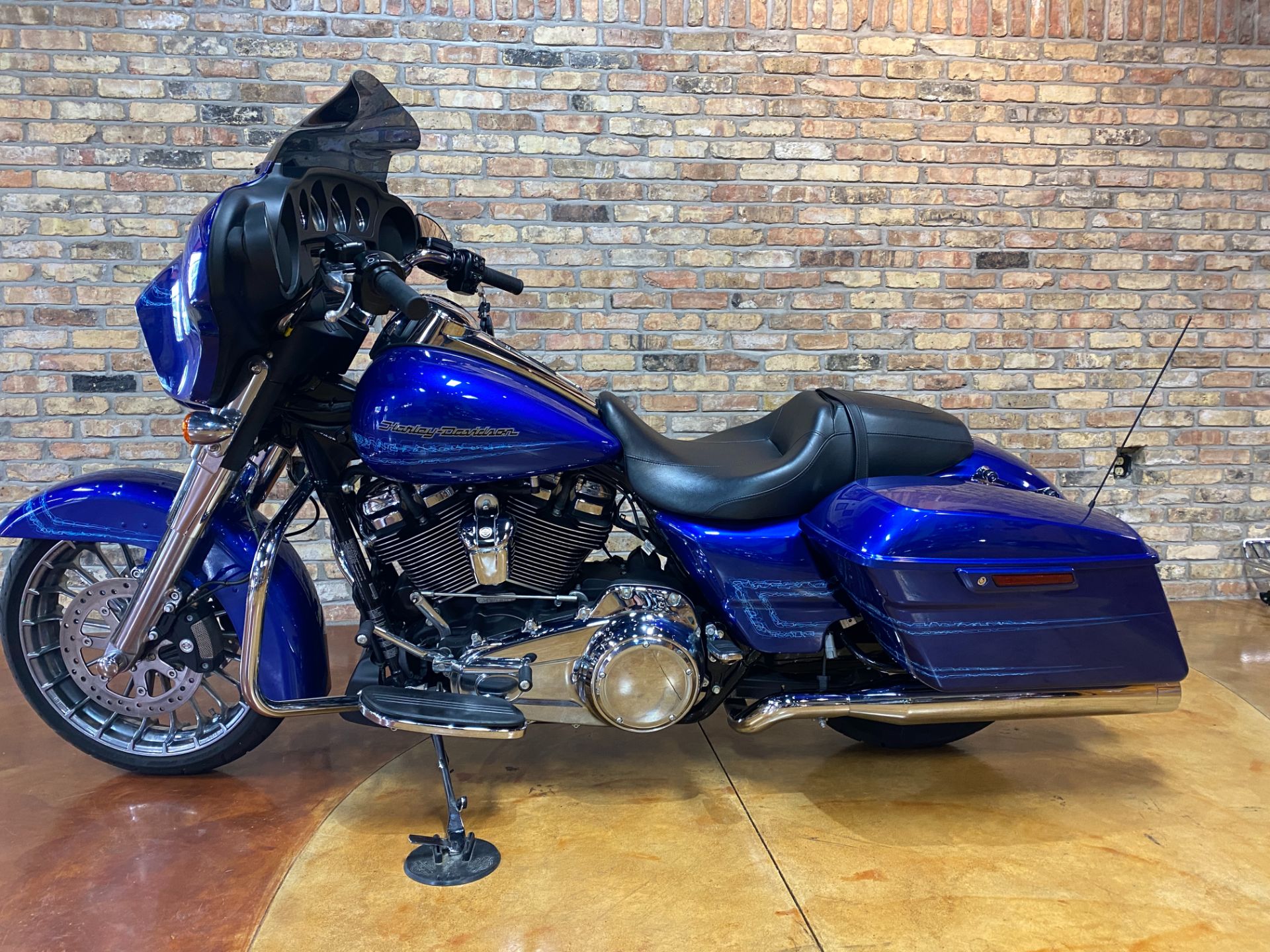 2019 Harley-Davidson Street Glide® in Big Bend, Wisconsin - Photo 6