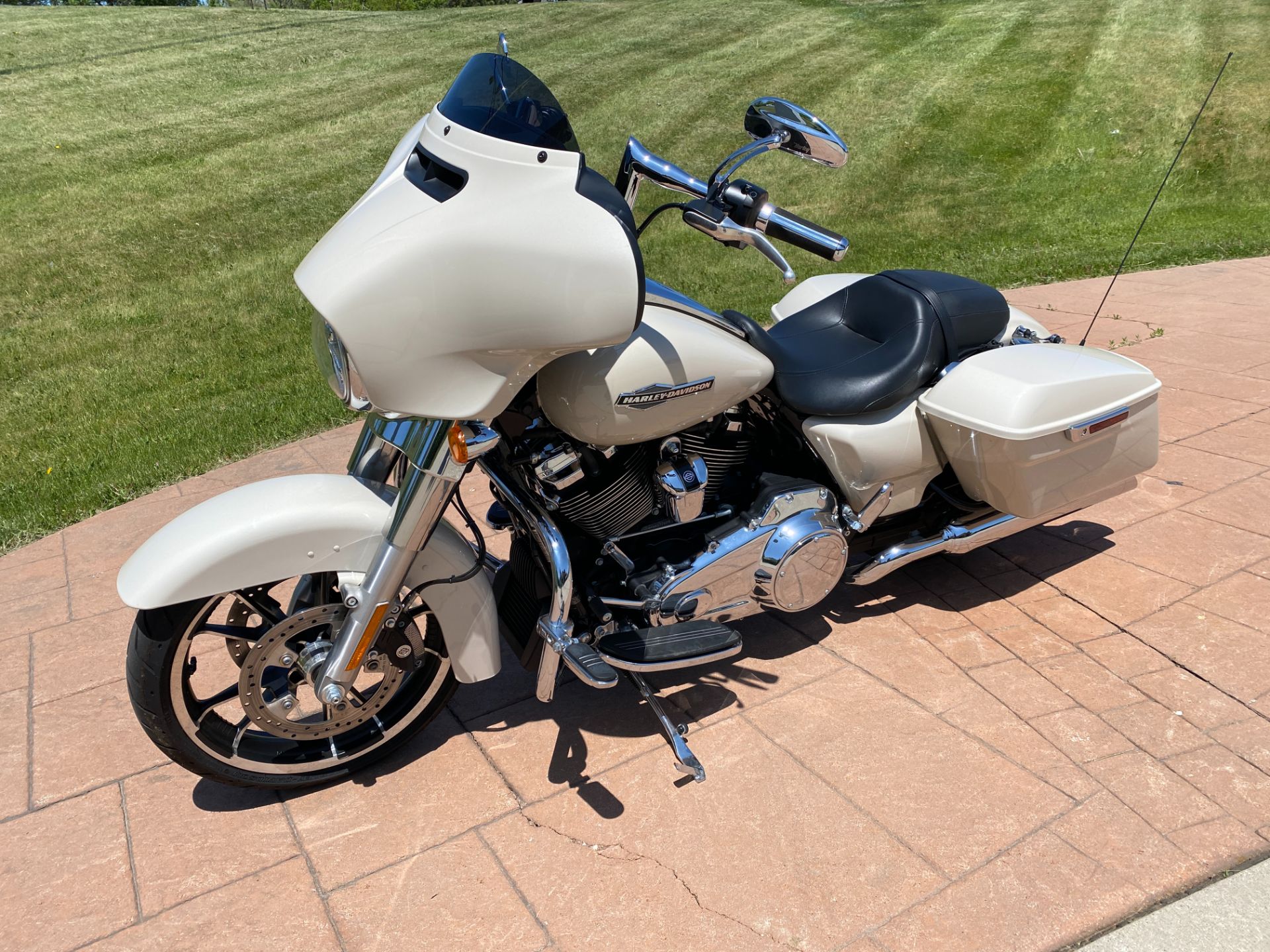 2022 Harley-Davidson Street Glide® in Big Bend, Wisconsin - Photo 5