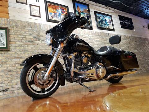 2012 Harley-Davidson Street Glide® in Big Bend, Wisconsin - Photo 31