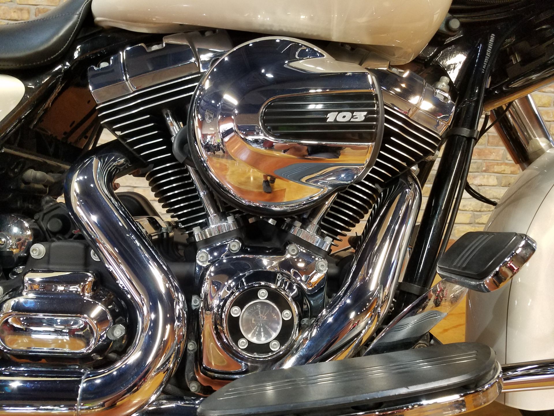 2015 Harley-Davidson Street Glide® Special in Big Bend, Wisconsin - Photo 8