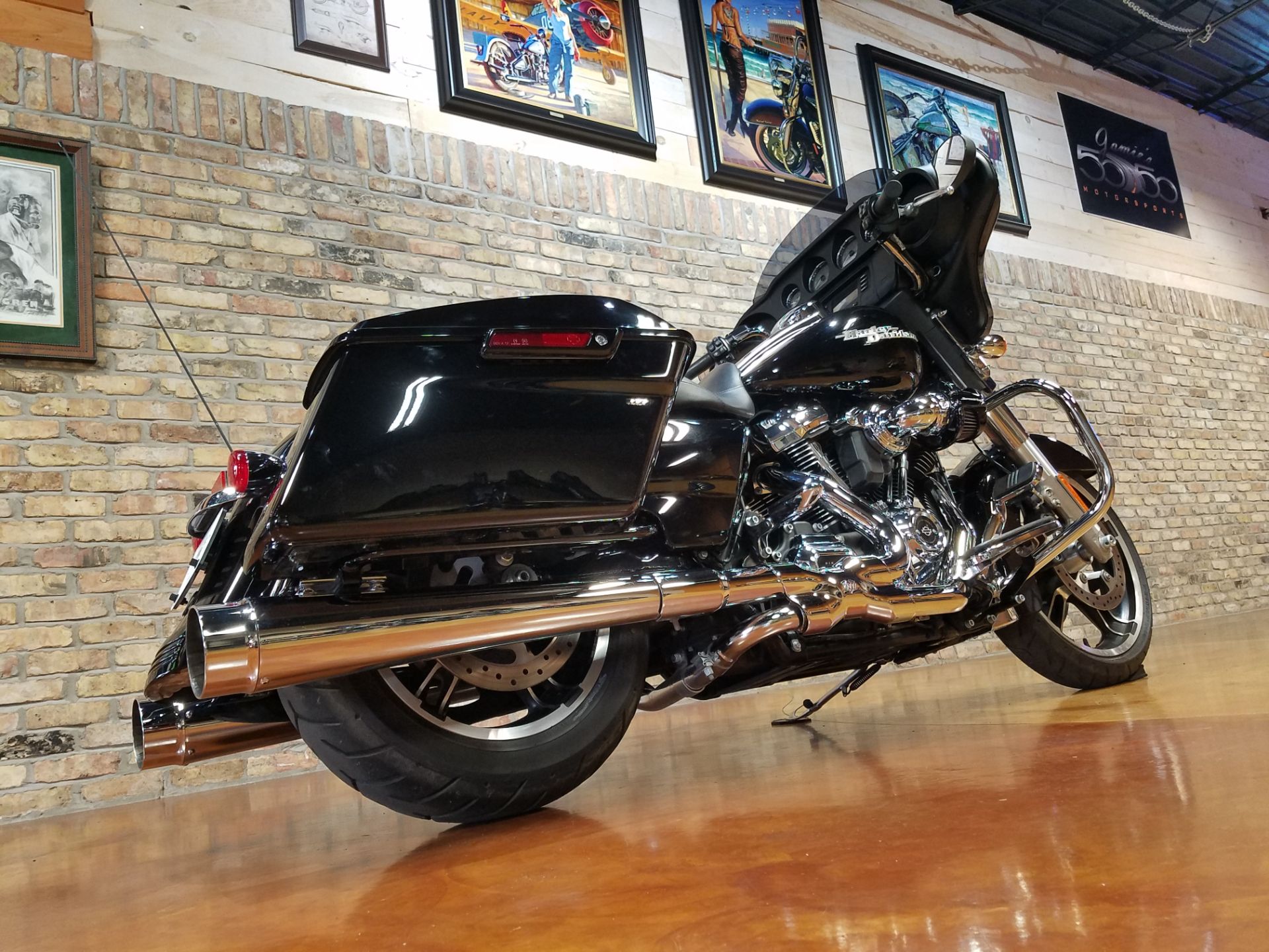 2017 Harley-Davidson Street Glide® in Big Bend, Wisconsin - Photo 4