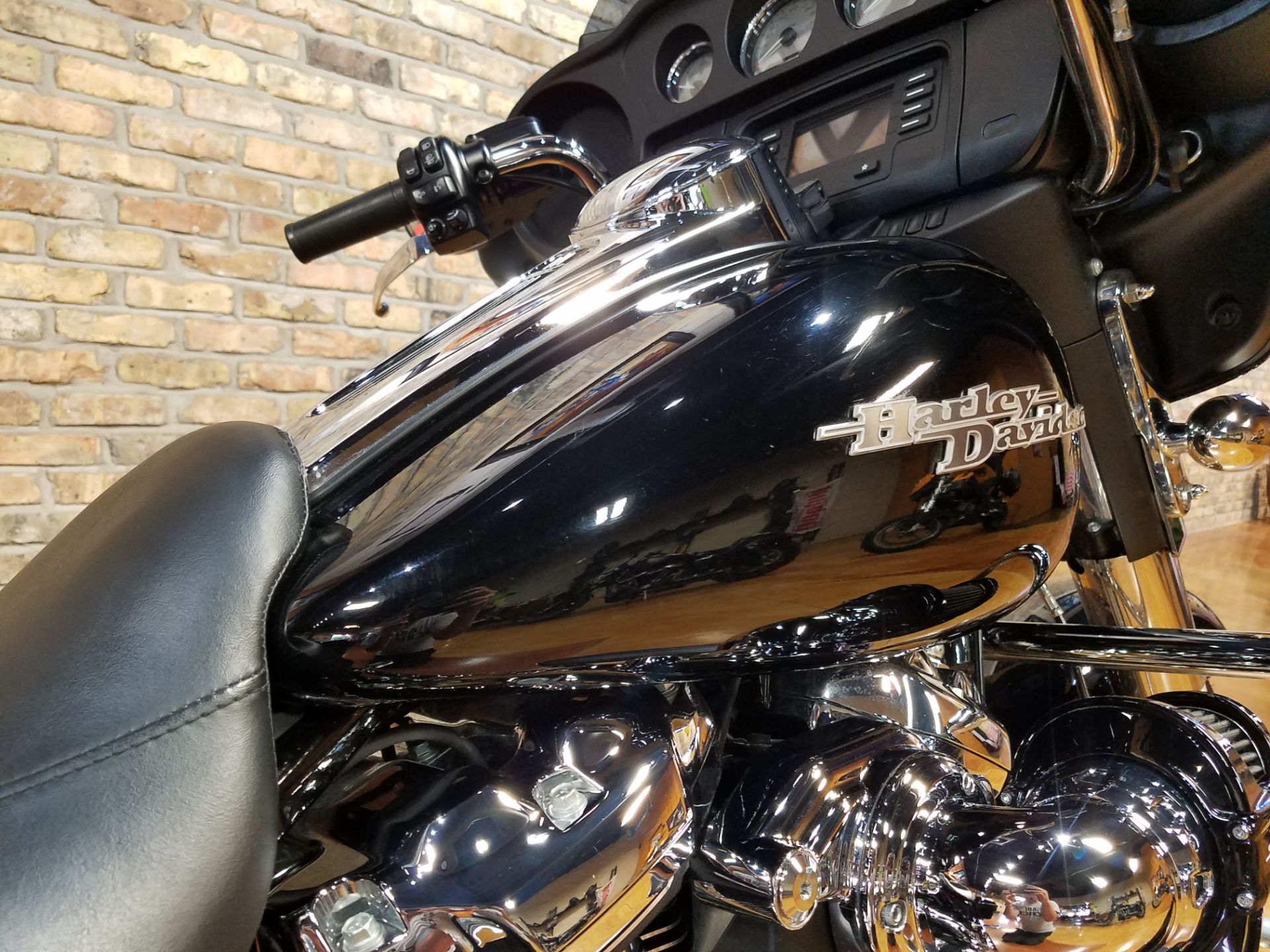 2017 Harley-Davidson Street Glide® in Big Bend, Wisconsin - Photo 15