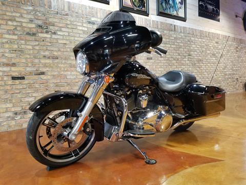 2017 Harley-Davidson Street Glide® in Big Bend, Wisconsin - Photo 33