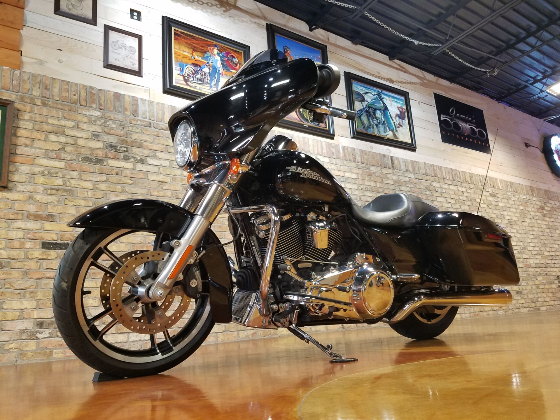 2017 Harley-Davidson Street Glide® in Big Bend, Wisconsin - Photo 34