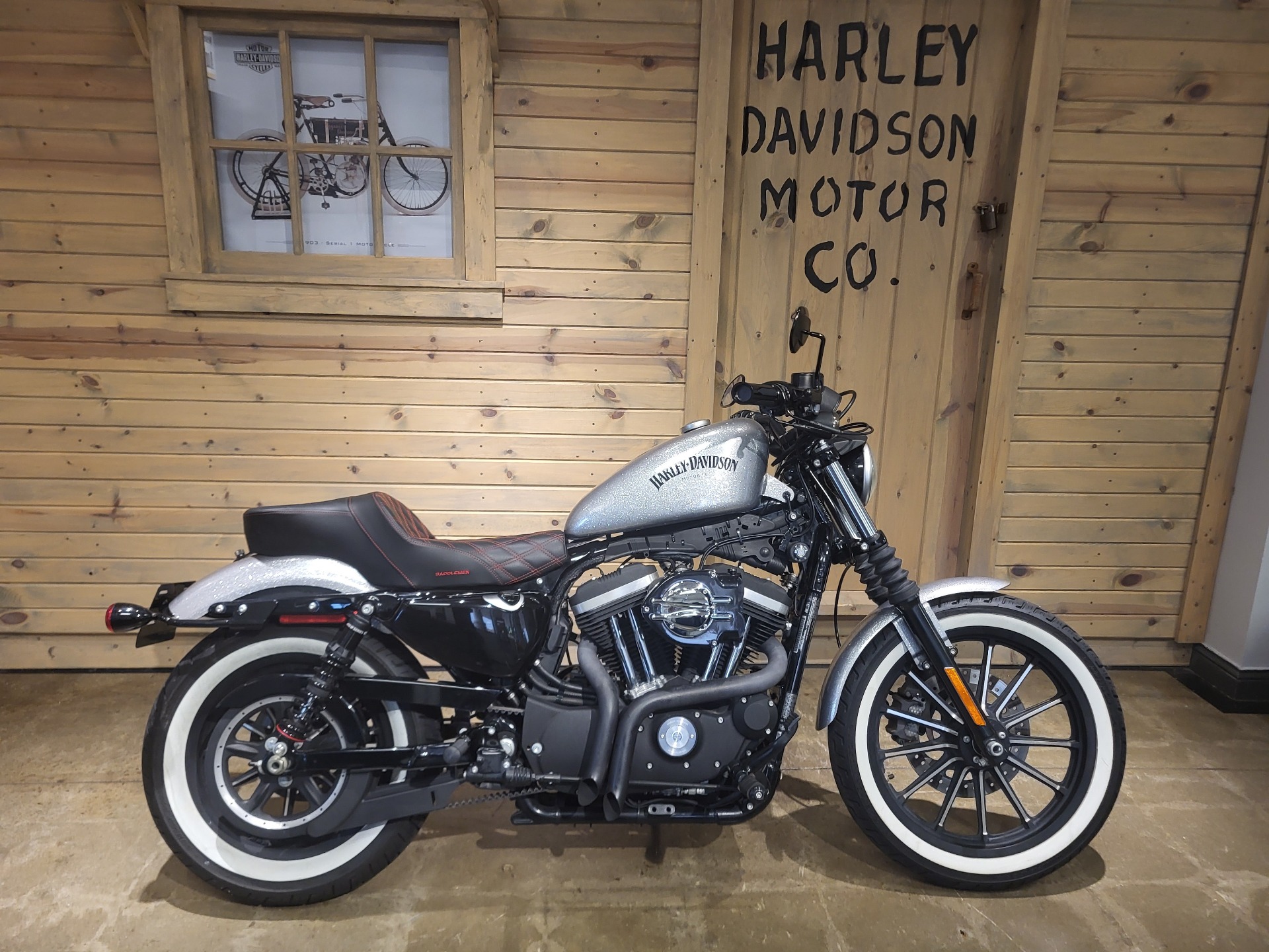 2015 Harley-Davidson Iron 883™ in Mentor, Ohio - Photo 8
