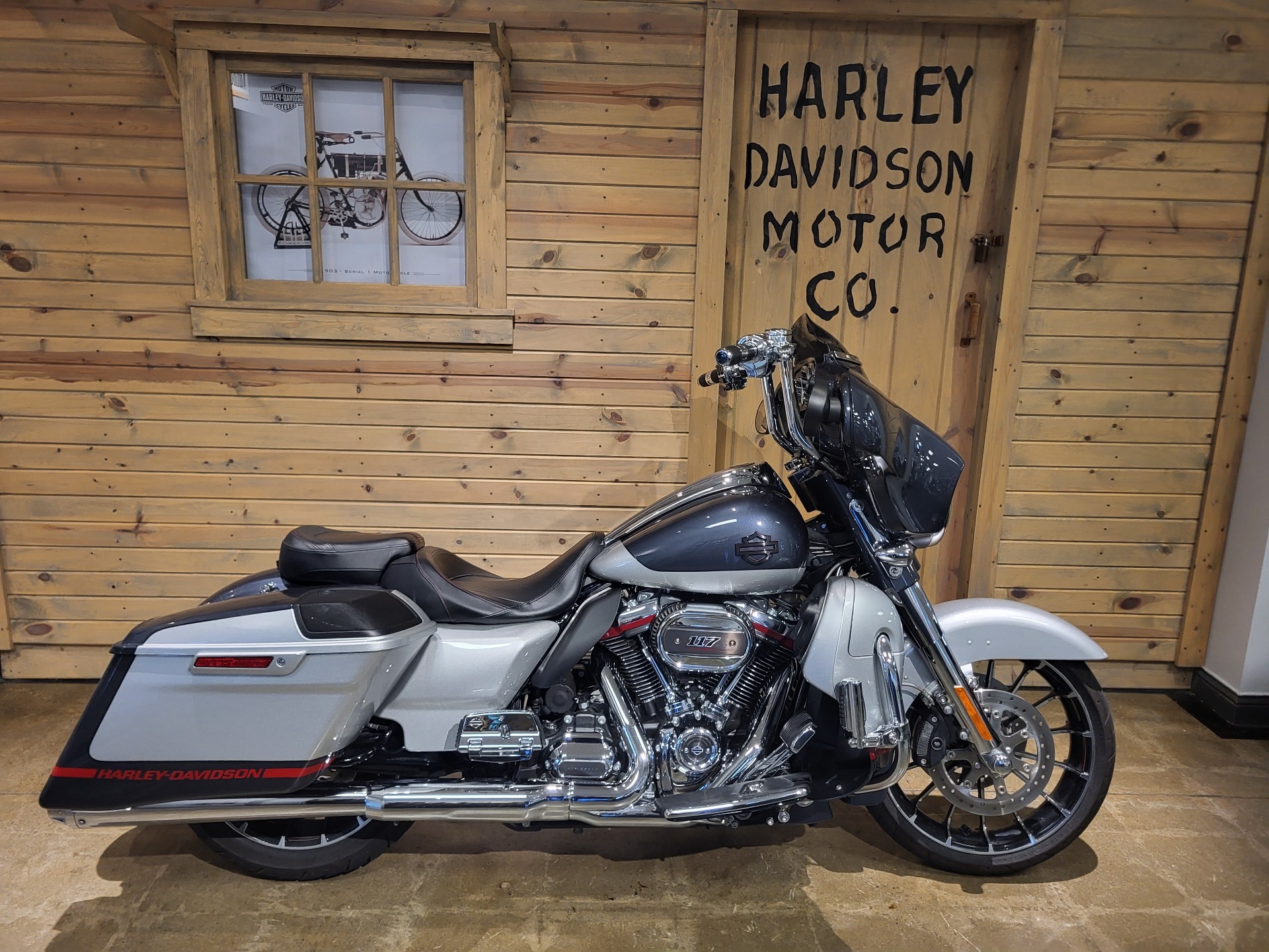 2019 Harley-Davidson CVO™ Street Glide® in Mentor, Ohio - Photo 2