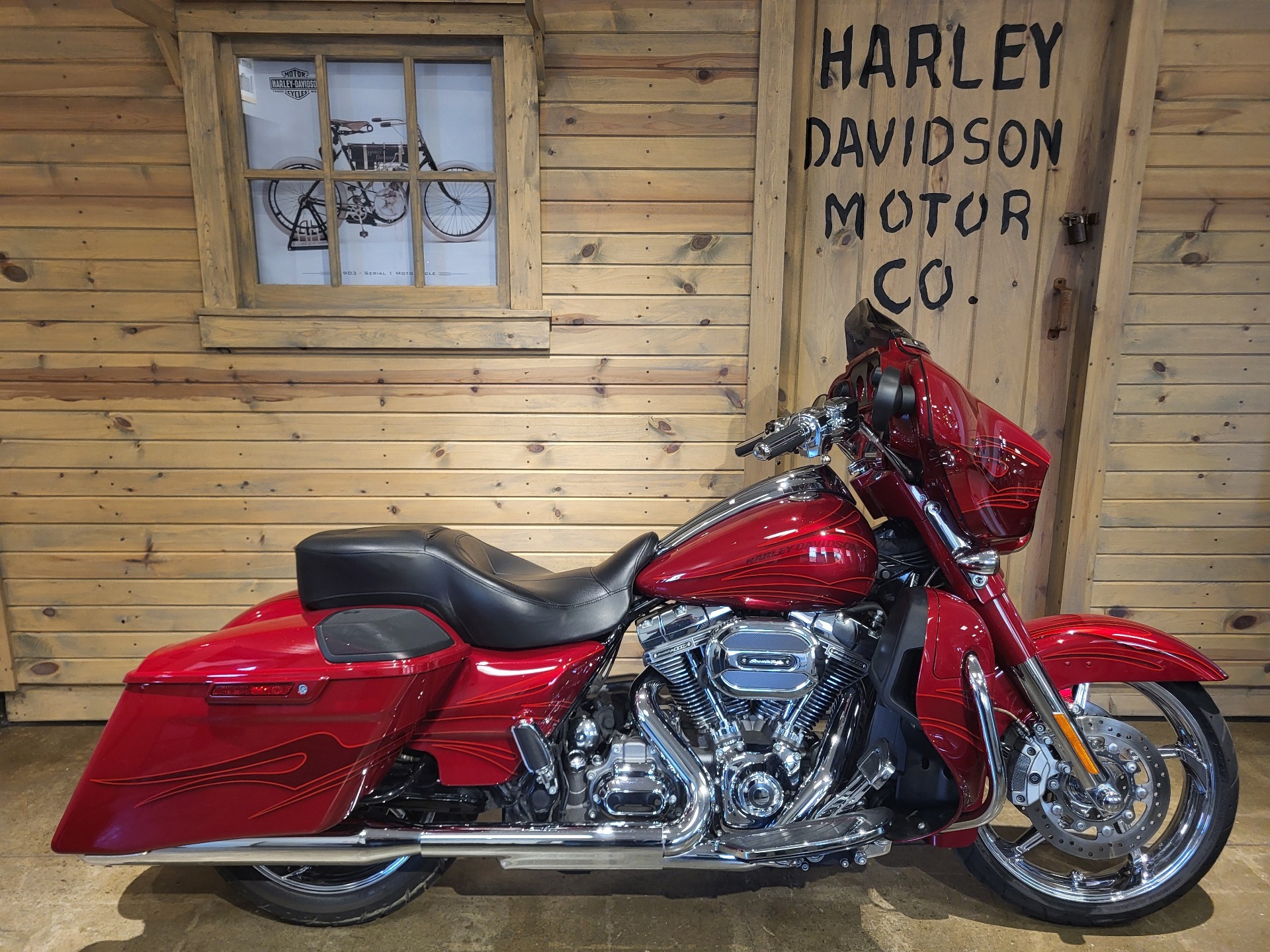 2016 Harley-Davidson CVO™ Street Glide® in Mentor, Ohio - Photo 9