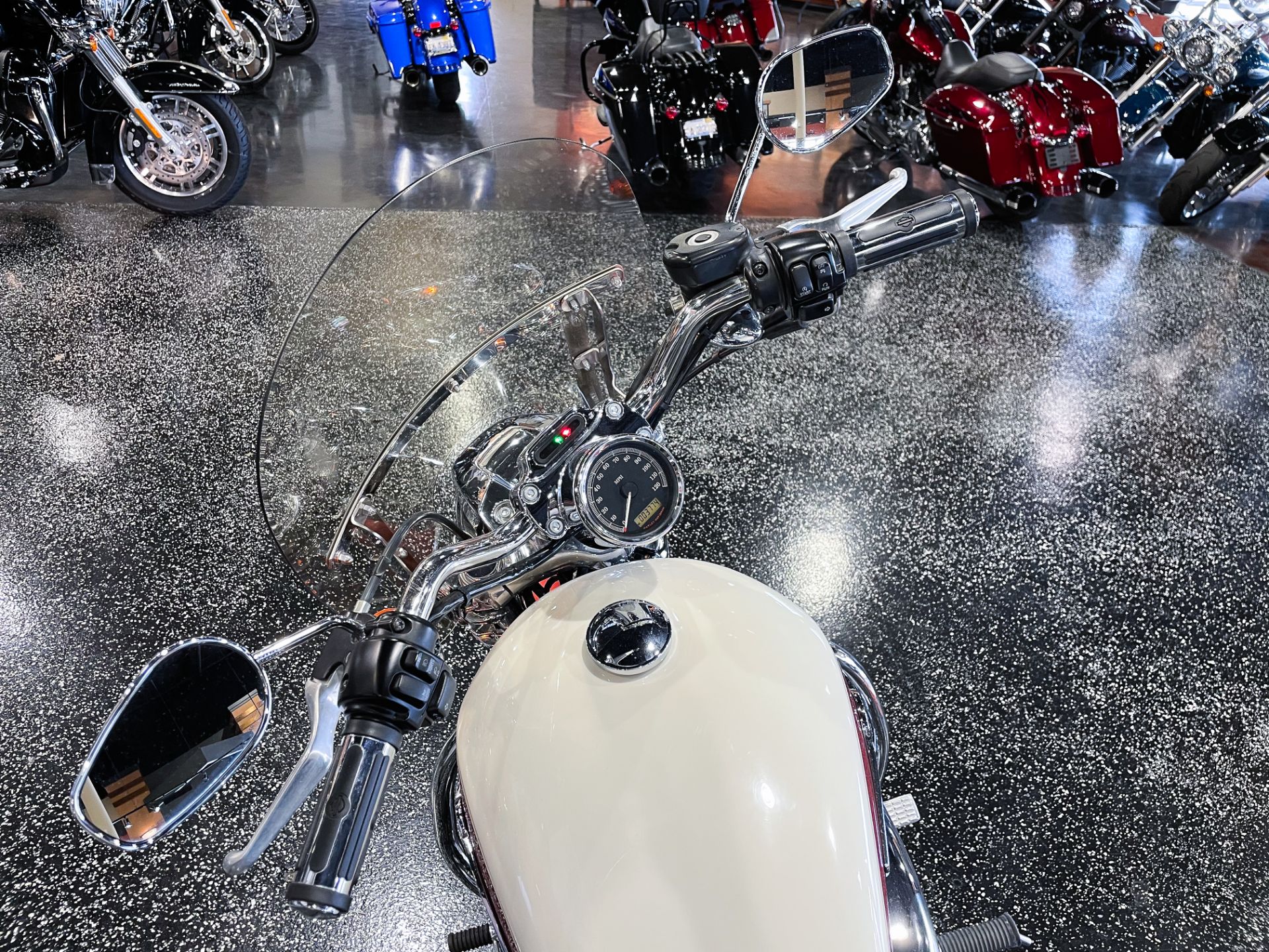 2012 Harley-Davidson 1200 Custom in Mount Vernon, Illinois - Photo 31
